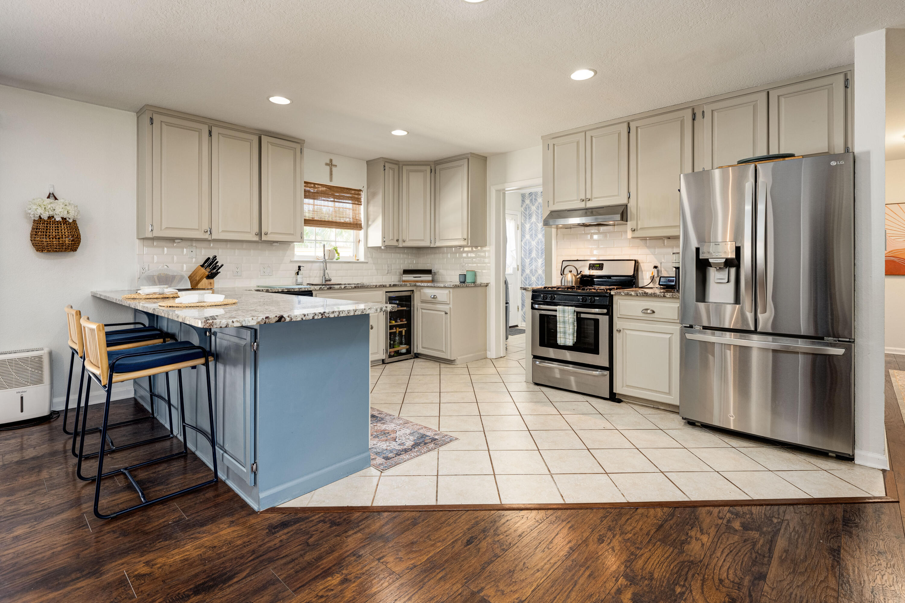 COMMODORE PLACE - Residential