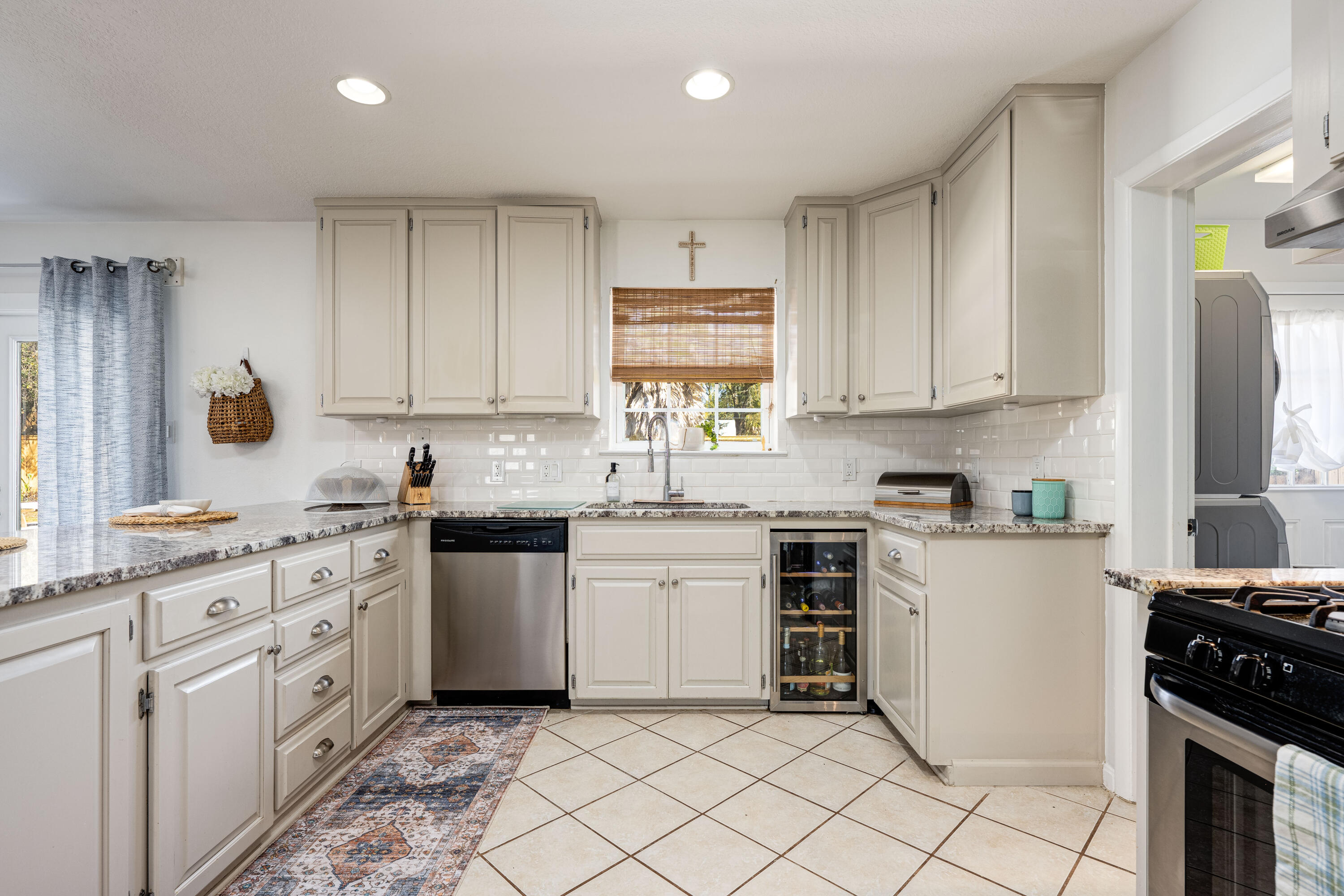 COMMODORE PLACE - Residential