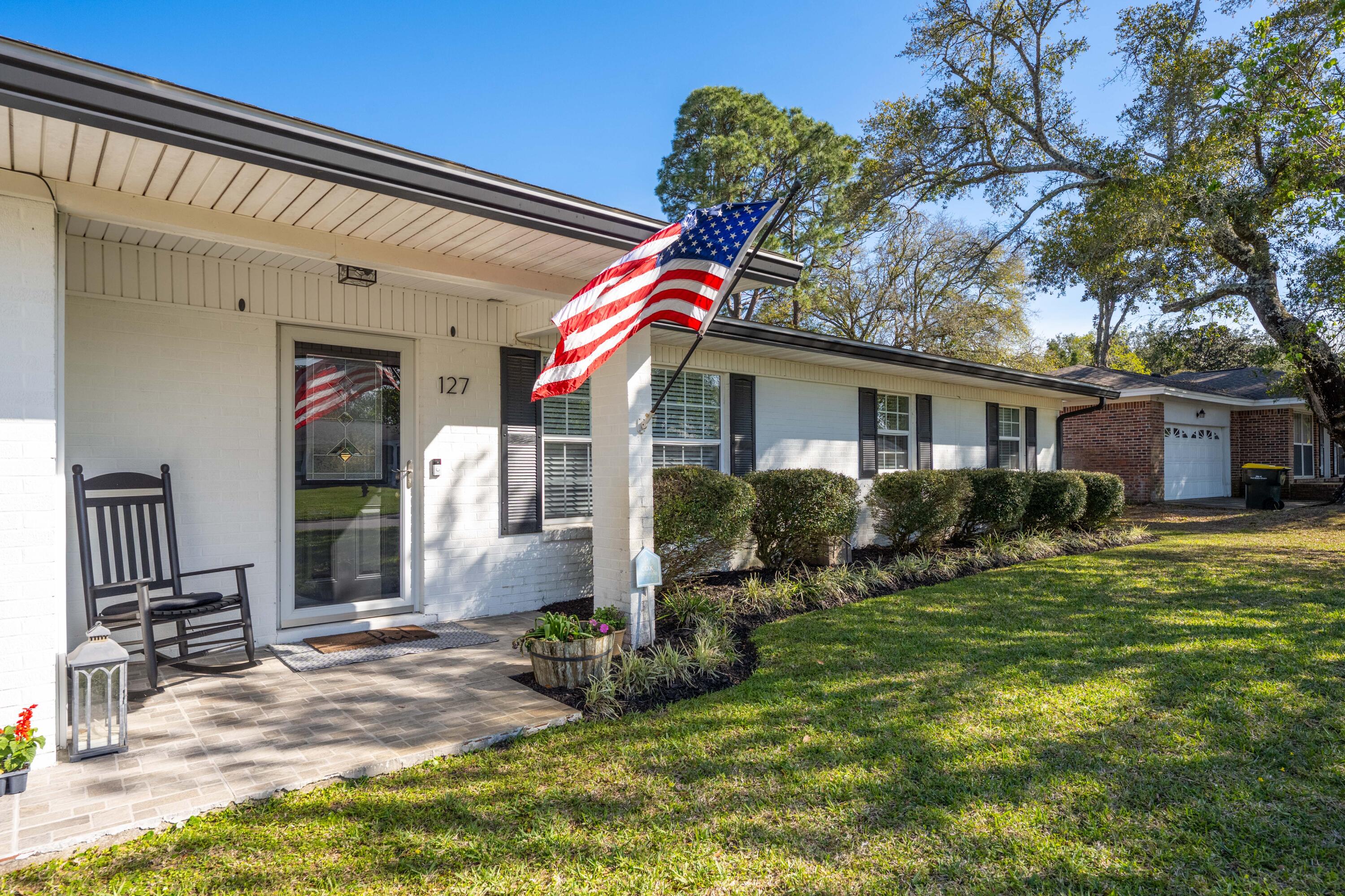 COMMODORE PLACE - Residential