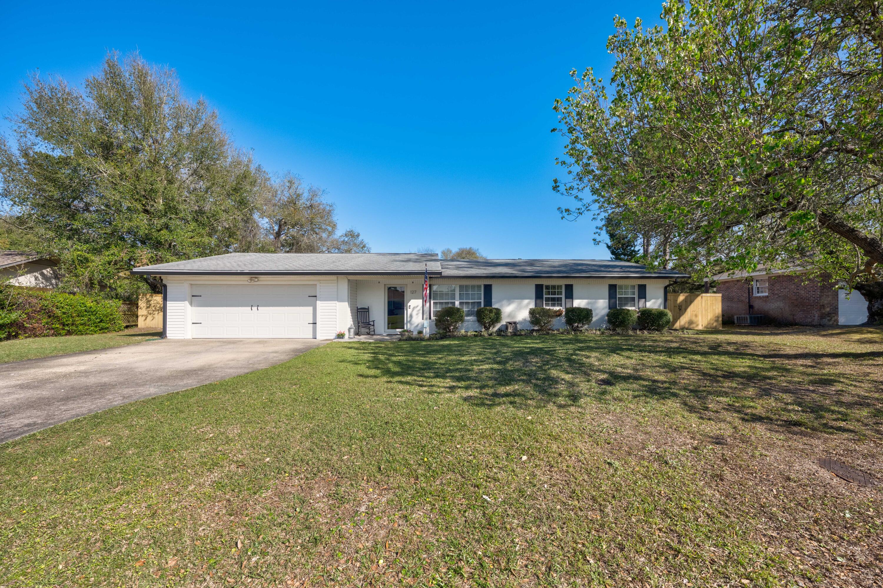 COMMODORE PLACE - Residential