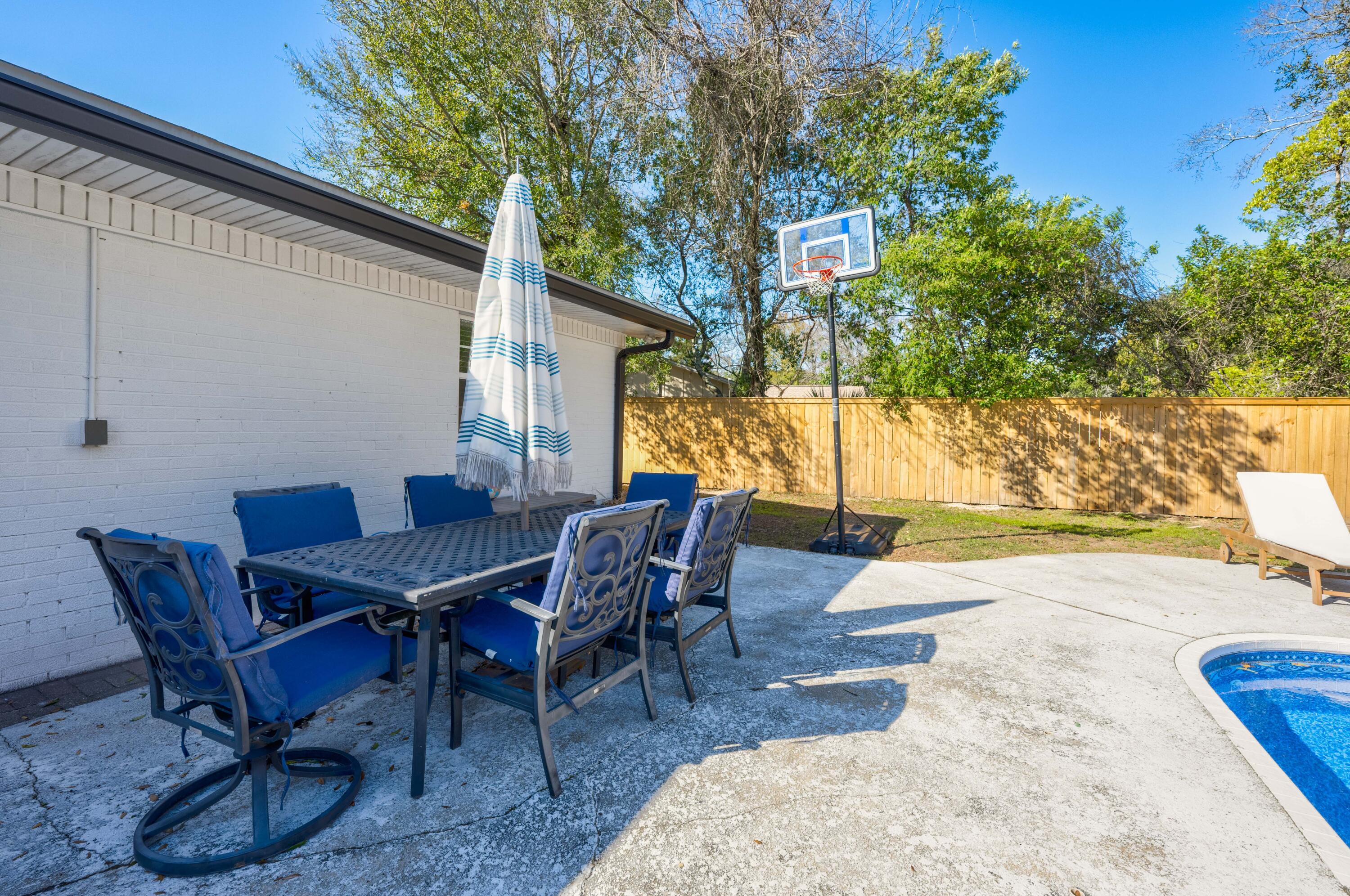 COMMODORE PLACE - Residential