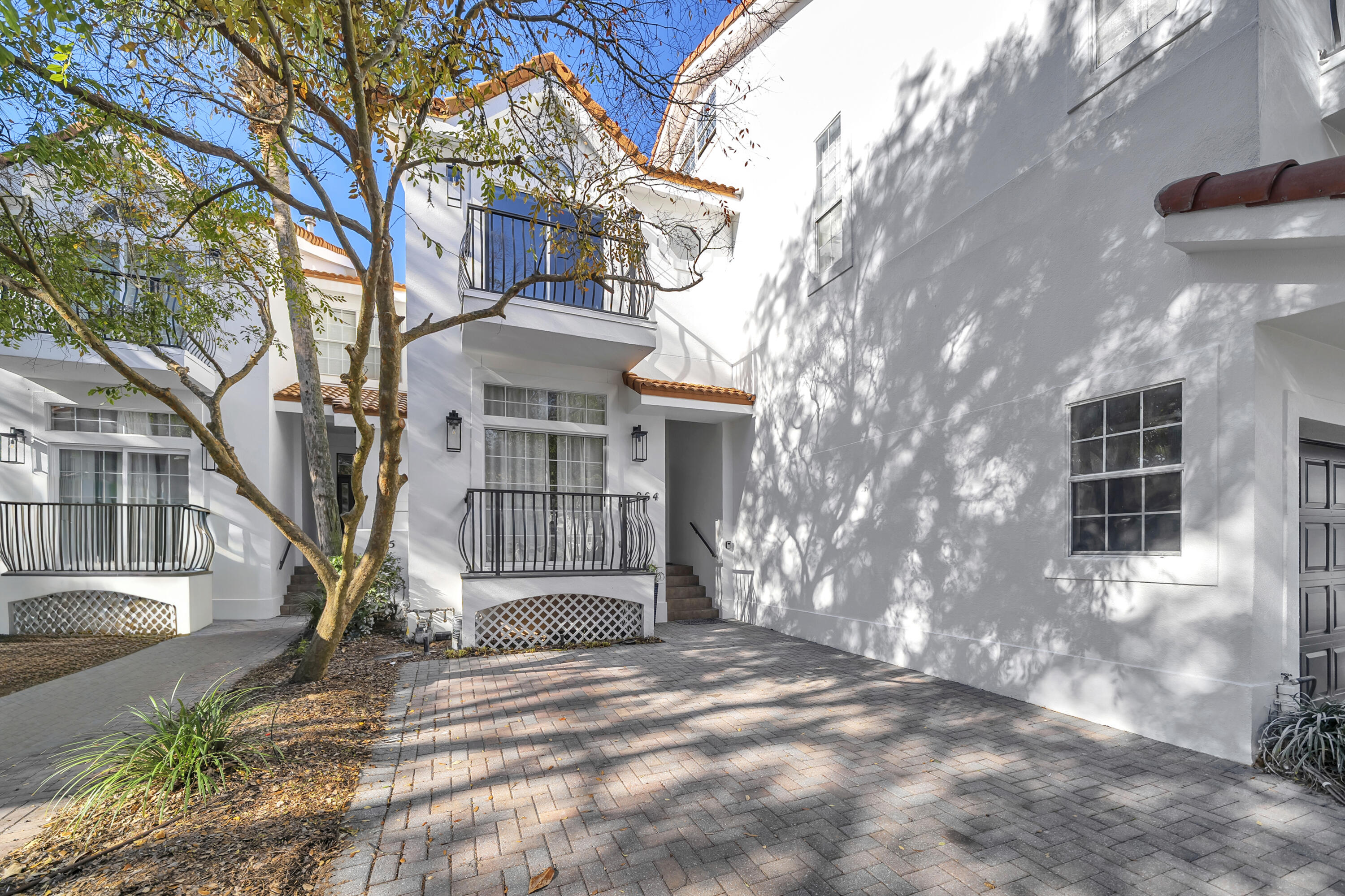 VANTAGE POINTE - Residential