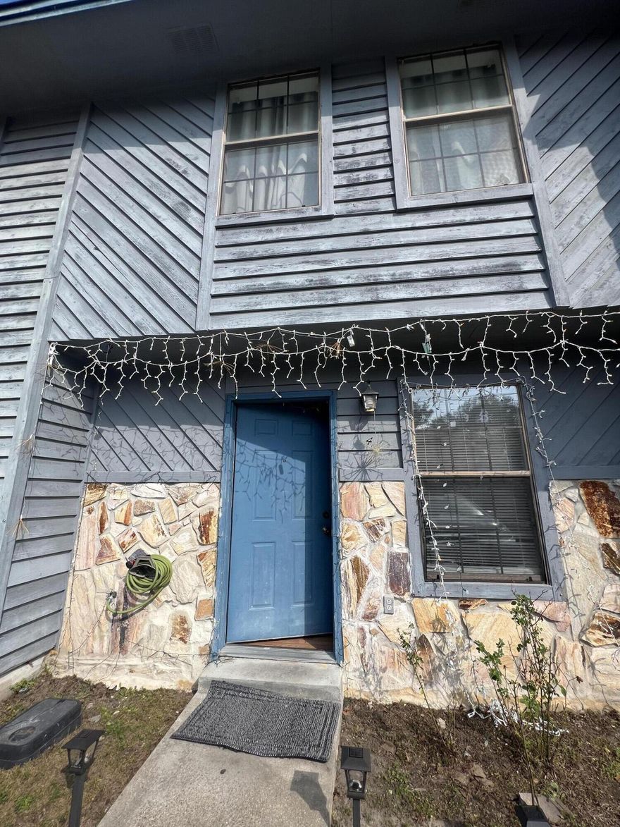 Tenants occupied- 24 hour notice!!!!! Title Company to be Legacy House Title