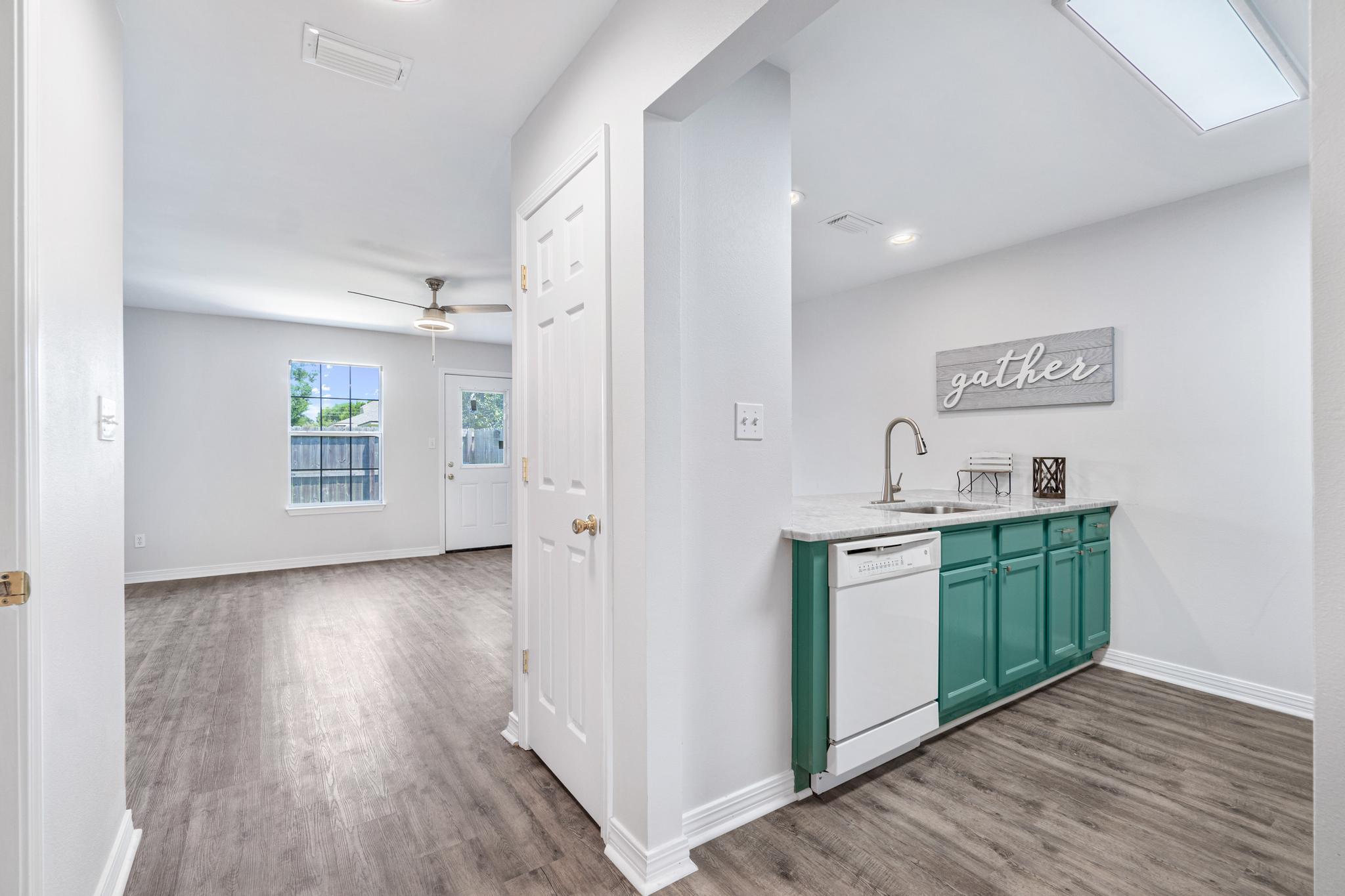 HOUSTON MANOR - Residential