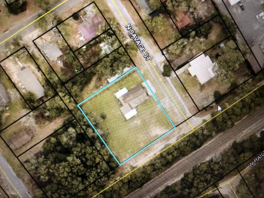 APPROXIMATELY HALF ACRE FOR BUILDING TOWNHOMES, APARTMENTS, SMALL HOMES IN DOWNTOWN CRESTVIEW,.   NO VALUE IN BLDG ON PROPERTY.