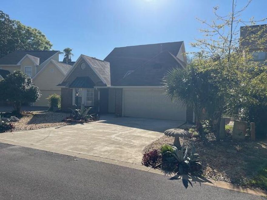 One of the best little communities in Bluewater Bay. Fresh paint throughout, new carpet in the bedrooms. This home is ready for its new owners. Split bedroom plan with an additional space for an office, craft room, playroom or whatever you would like. Master has plenty of room, bath has separate shower and soaking tub. Enjoy the quite views of the pond from your sunroom.