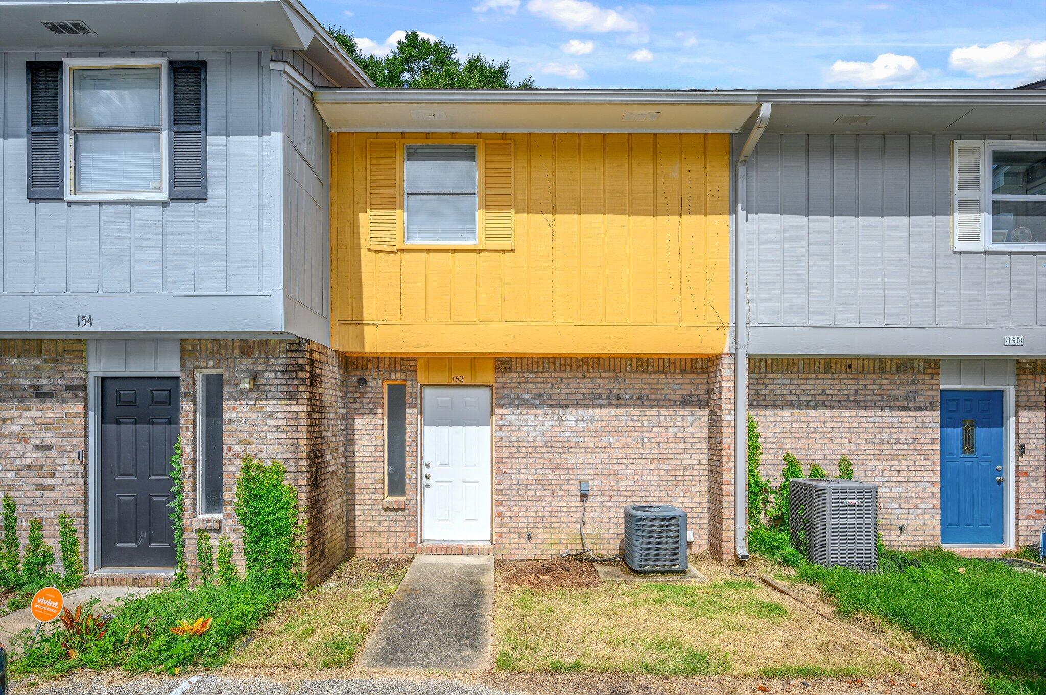 AVAILABLE... January 6, 2025. 2bd/1.2bth townhome with parking & access from the front, on Scottwood Dr, & in the back, on Chicago Ave! Townhome has tile throughout & is close to Publix & Brooks Bridge for easy access to Okaloosa Island. Master bedroom has a balcony that overlooks yard, as well as a huge walk-in closet! Kitchen has a large breakfast bar that separates the kitchen from the living area! There is a non-climate controlled storage room on the back patio.NO smoking. 600 minimum FICO credit score required in addition to meeting rental criteria. Pets allowed upon approval with a non-refundable pet fee and with a Petscreening.com report.All applicants are required to complete an application on PetScreening.com regardless of if they own a pet or not. Applicants with an ESA are also required to complete the application.

We also offer a security deposit waiver option for tenants such that they do not have to pay a security deposit upfront. Terms and conditions apply. Review addenda for details.

** Fees Required once an application is approved include, but may not be limited to: Security Deposit, Non-Refundable Fees (cleaning and rekey), $20 Certified Mail Fee, and Pet Fees (when applicable).