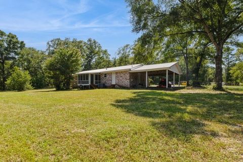 A home in DeFuniak Springs