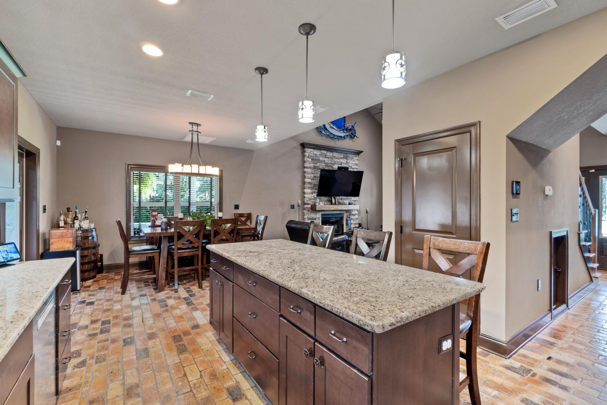 CRESCENT SHORES - Residential