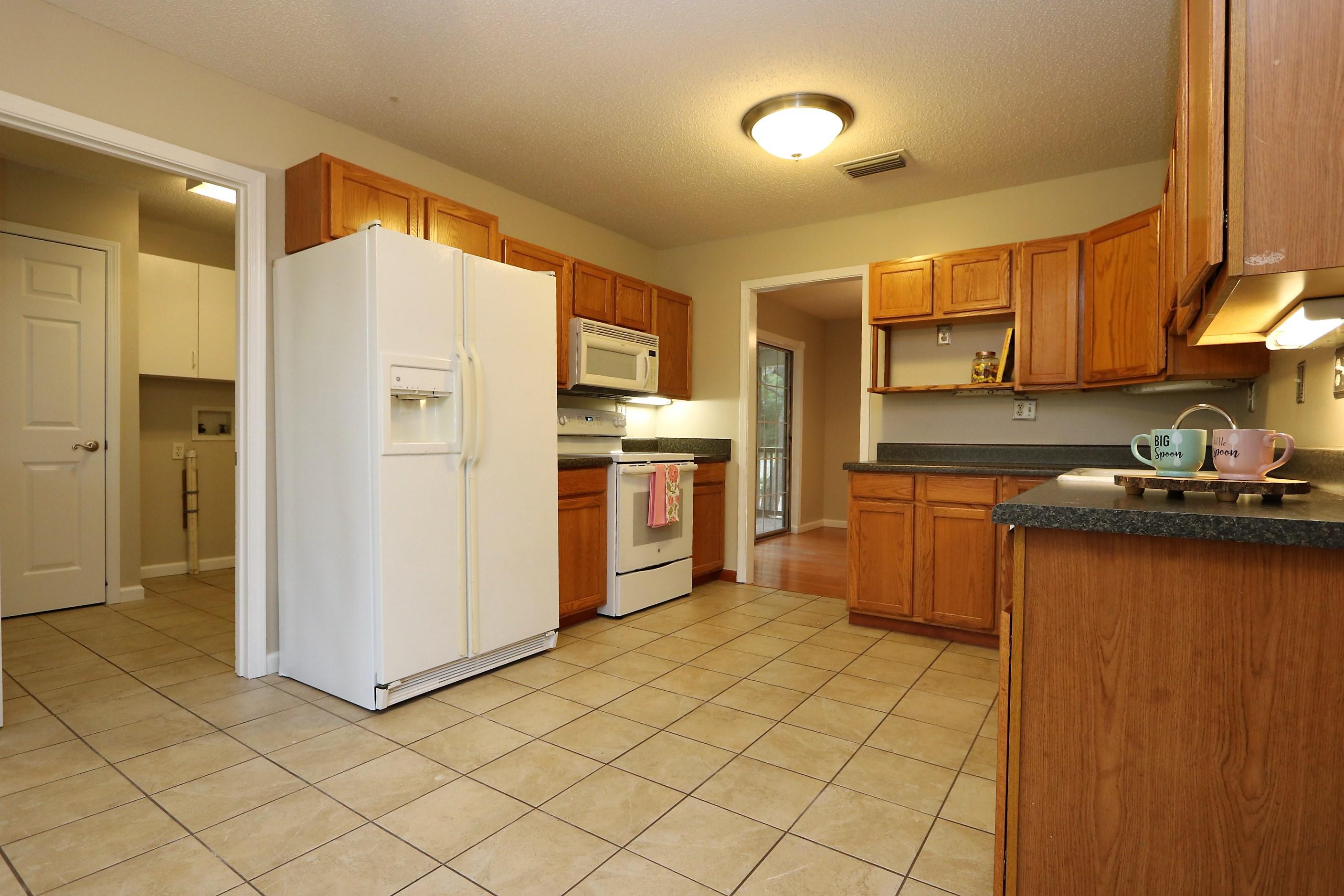 COUNTRYVIEW EST - Residential