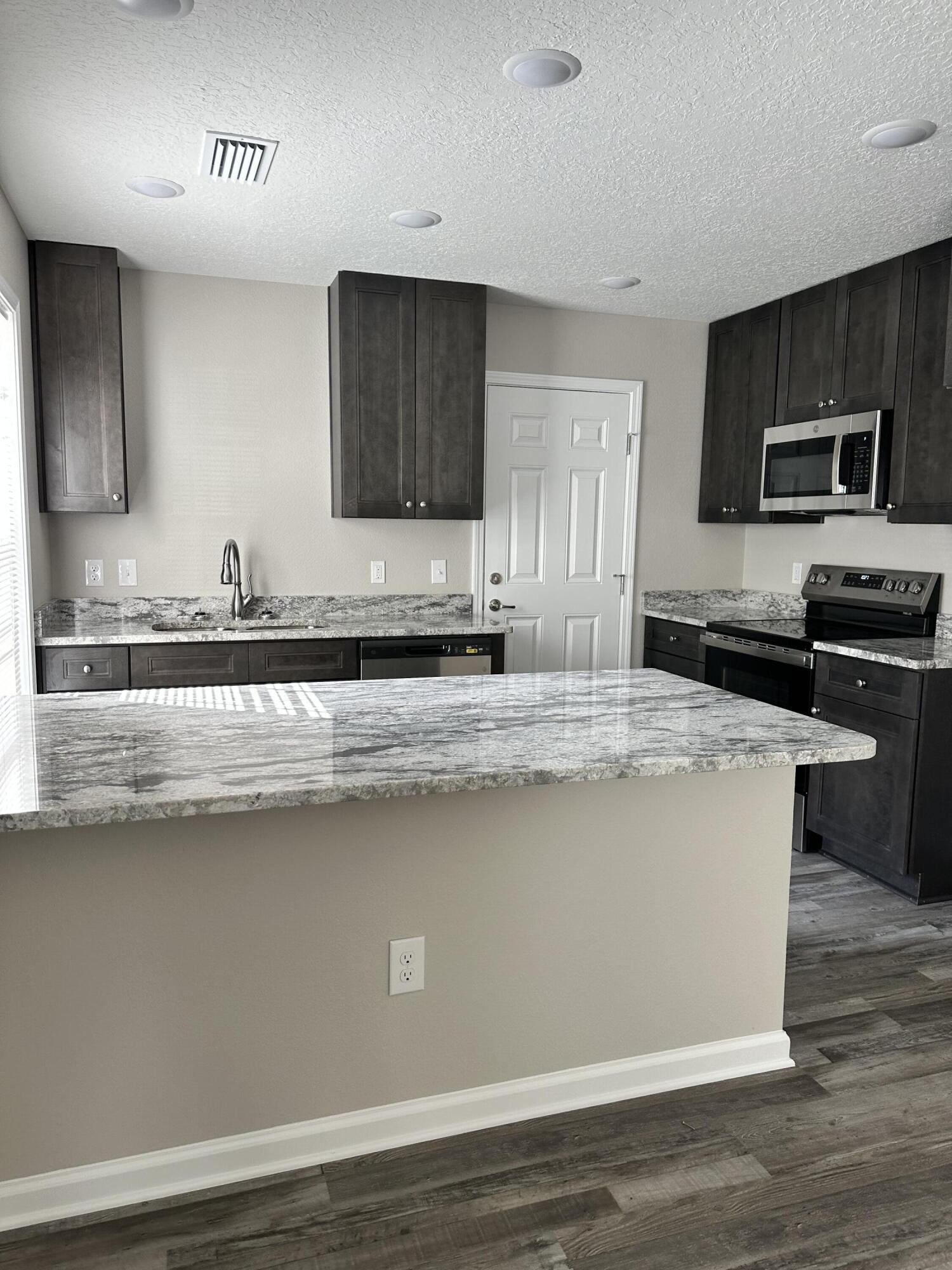 MORRIS ADD CRESTVIEW S1/2 LOTS 1 THRU 4 BLK 6 - Residential Lease