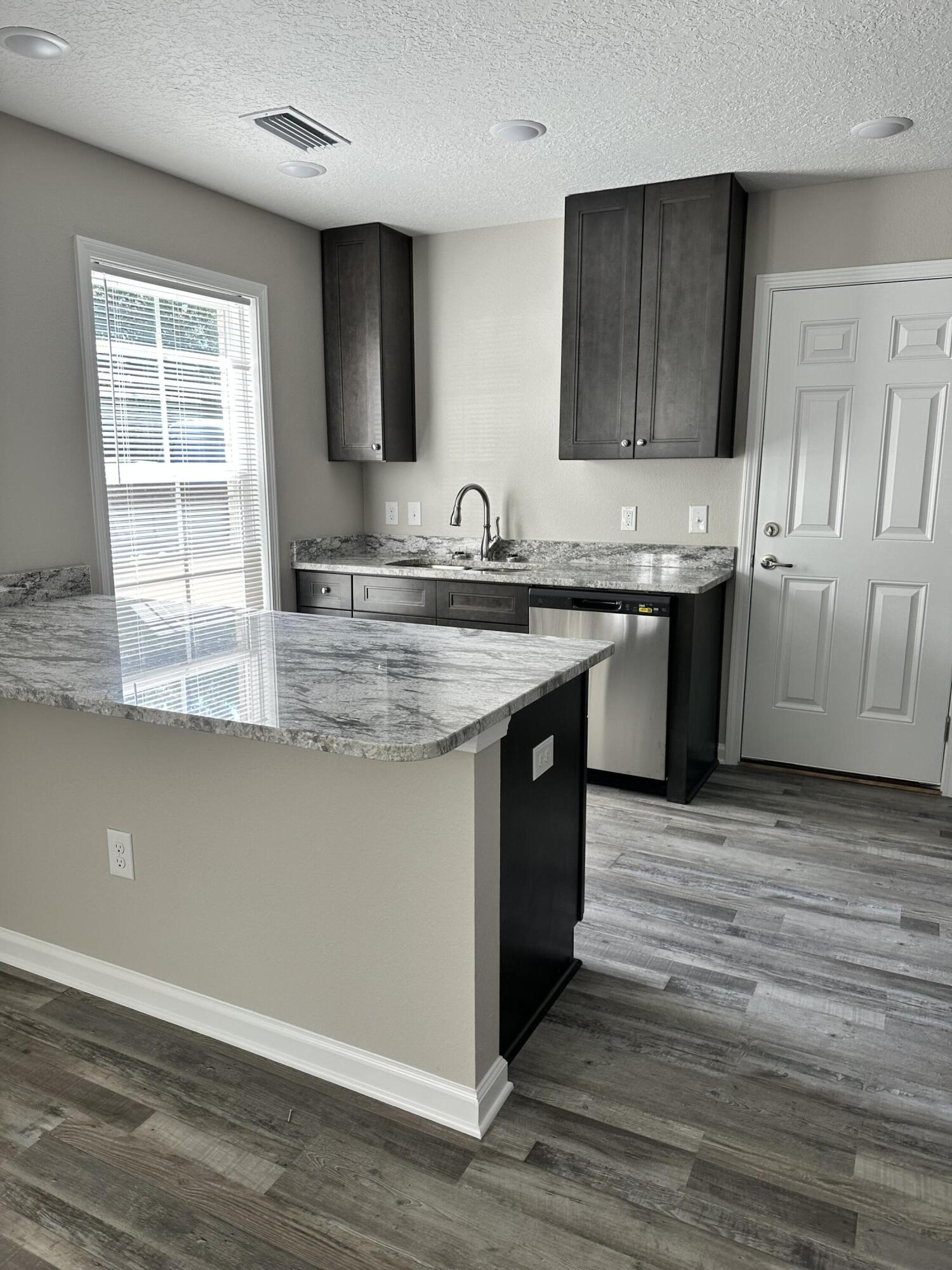 MORRIS ADD CRESTVIEW S1/2 LOTS 1 THRU 4 BLK 6 - Residential Lease