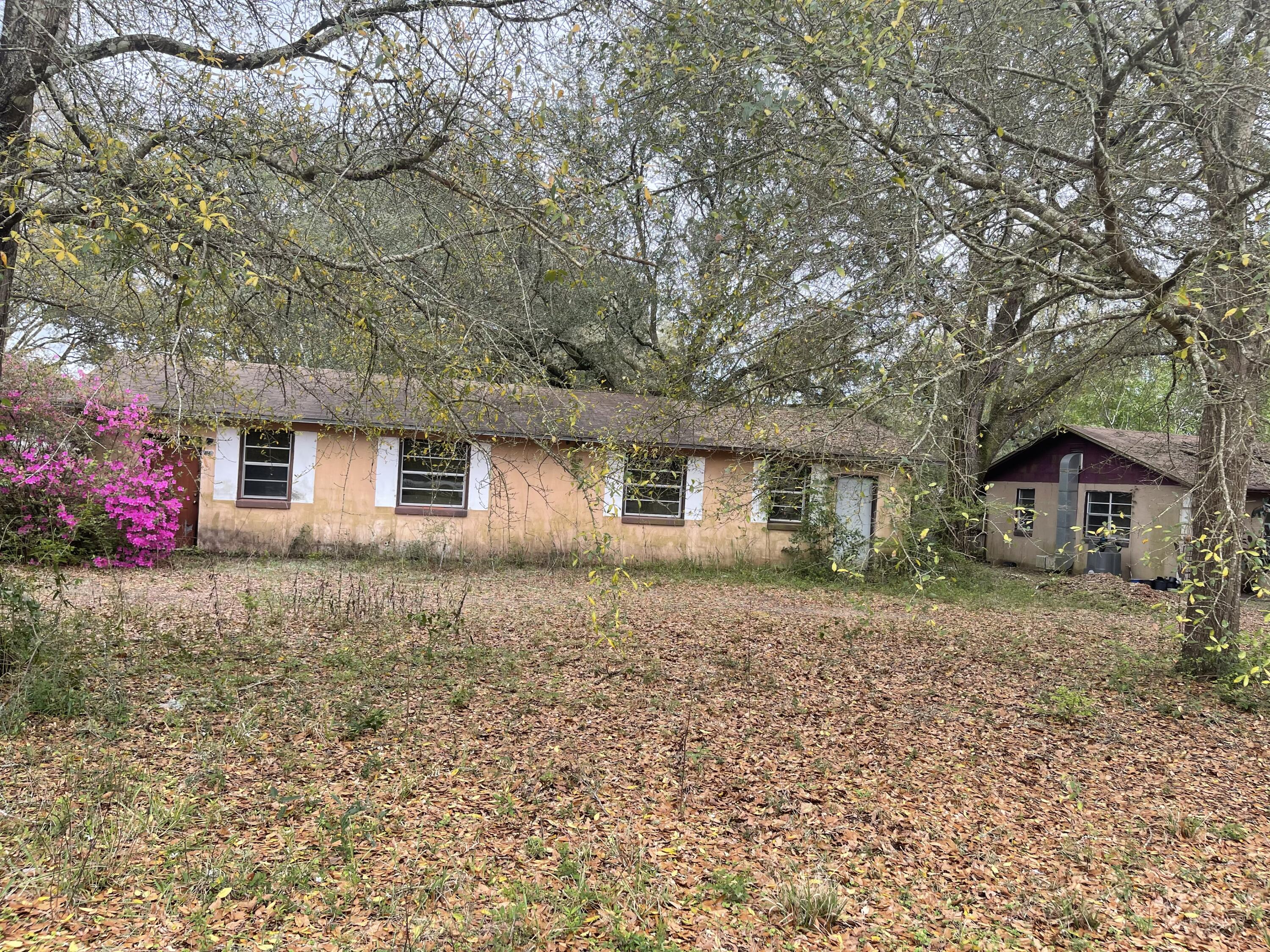 INVESTMENT, INVESTMENTUNIQUE OPPORTUNITY TO OWN 3 SIDE BY SIDE DUPLEXES. 6 UNITS 72,74,76, WOLVERINE.