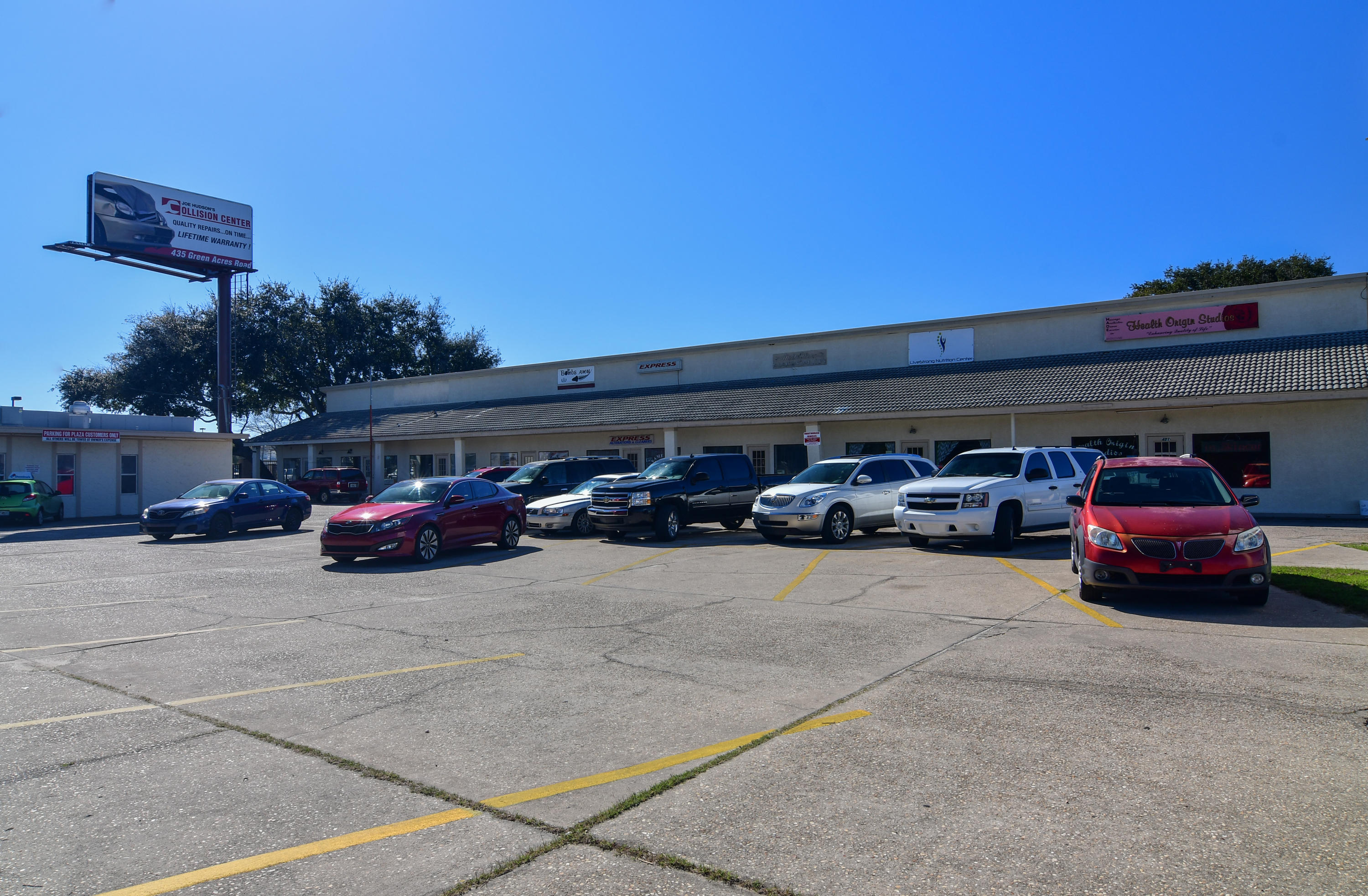 Main image without alt text