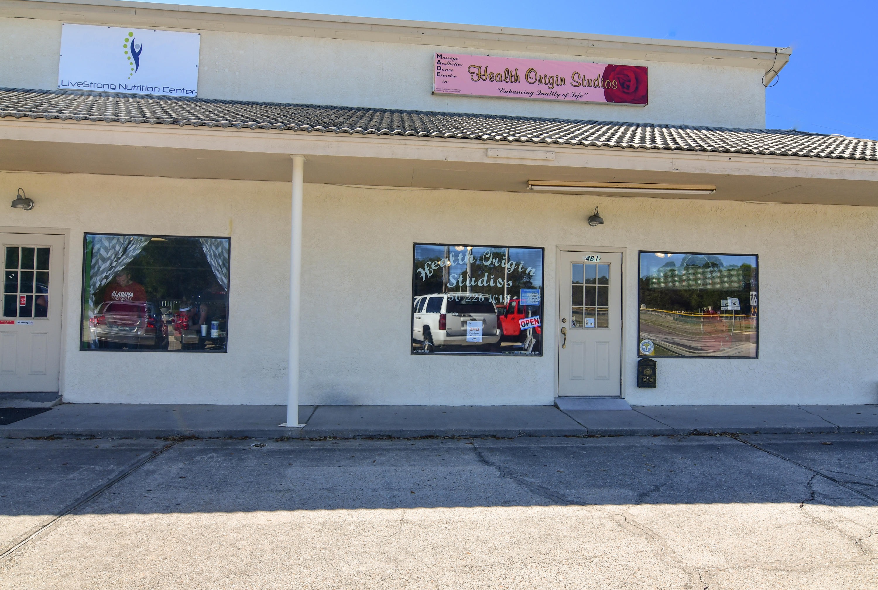 Main image without alt text