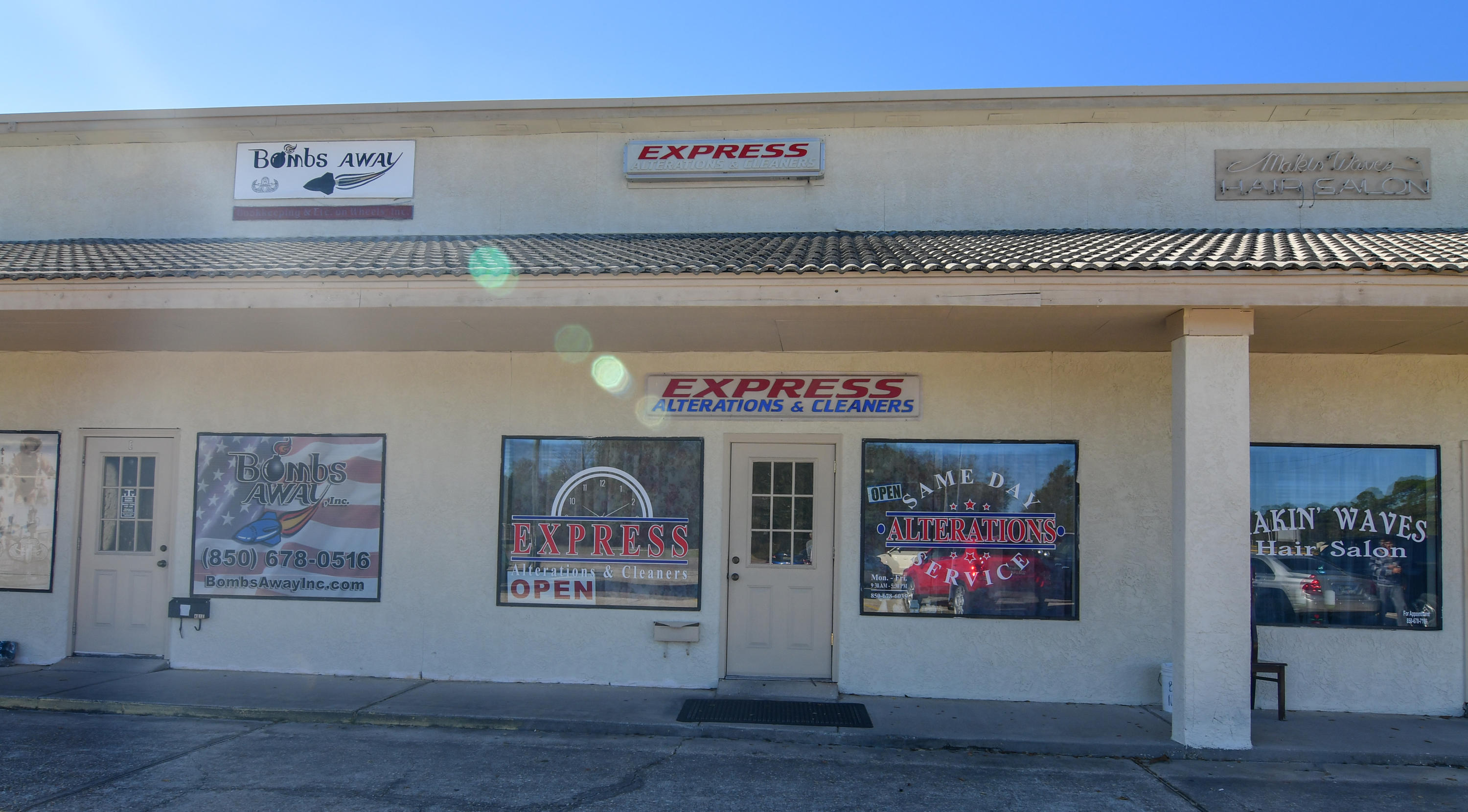 Main image without alt text