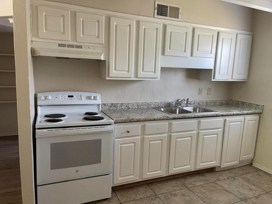 Located in Fort Walton Beach, Rene Lynn apartments have both 1 and 2 bedroom units. These units are spacious and the building is fully concrete.