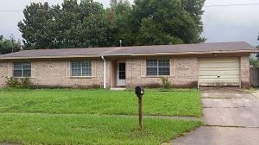 Recently painted, newer tile and carpet, updated vanities, in-ground swimming pool with covered patio perfect for entertaining, separate laundry room. PET FRIENDLY HOME! POOL CARE INCLUDED IN THE RENT! Located near shopping and Tyndall AFB.
For more information on how to apply for this home visit WWW.ROBYRESIDENTIAL.COM.