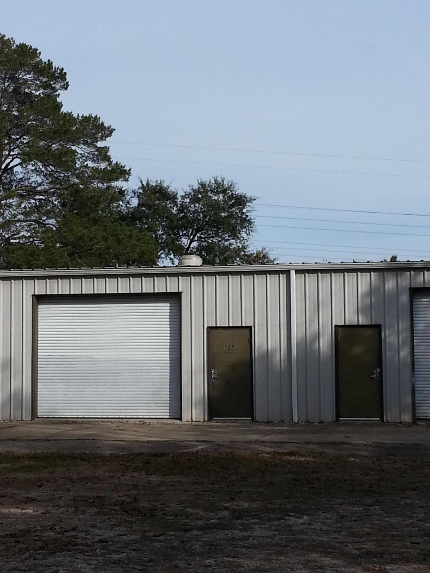 LARGE 25' X 40' OPEN WHSE WITH BATHROOM..ONE PERSONNEL DOOR AND ONE OVERHEAD DOOR..NO AUTO RELATED OR HAZARDOUS CHEMICAL BASED BUSINESSES ALLOWED..TENANT'S WATER/SEWER AND ELECTRICITY INCLUDED IN RENT..