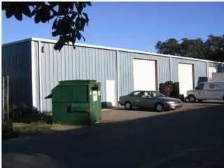 1225 sq ft unit with large rollup door and, easy access from Beal Pkwy and Mary Esther Cutoff