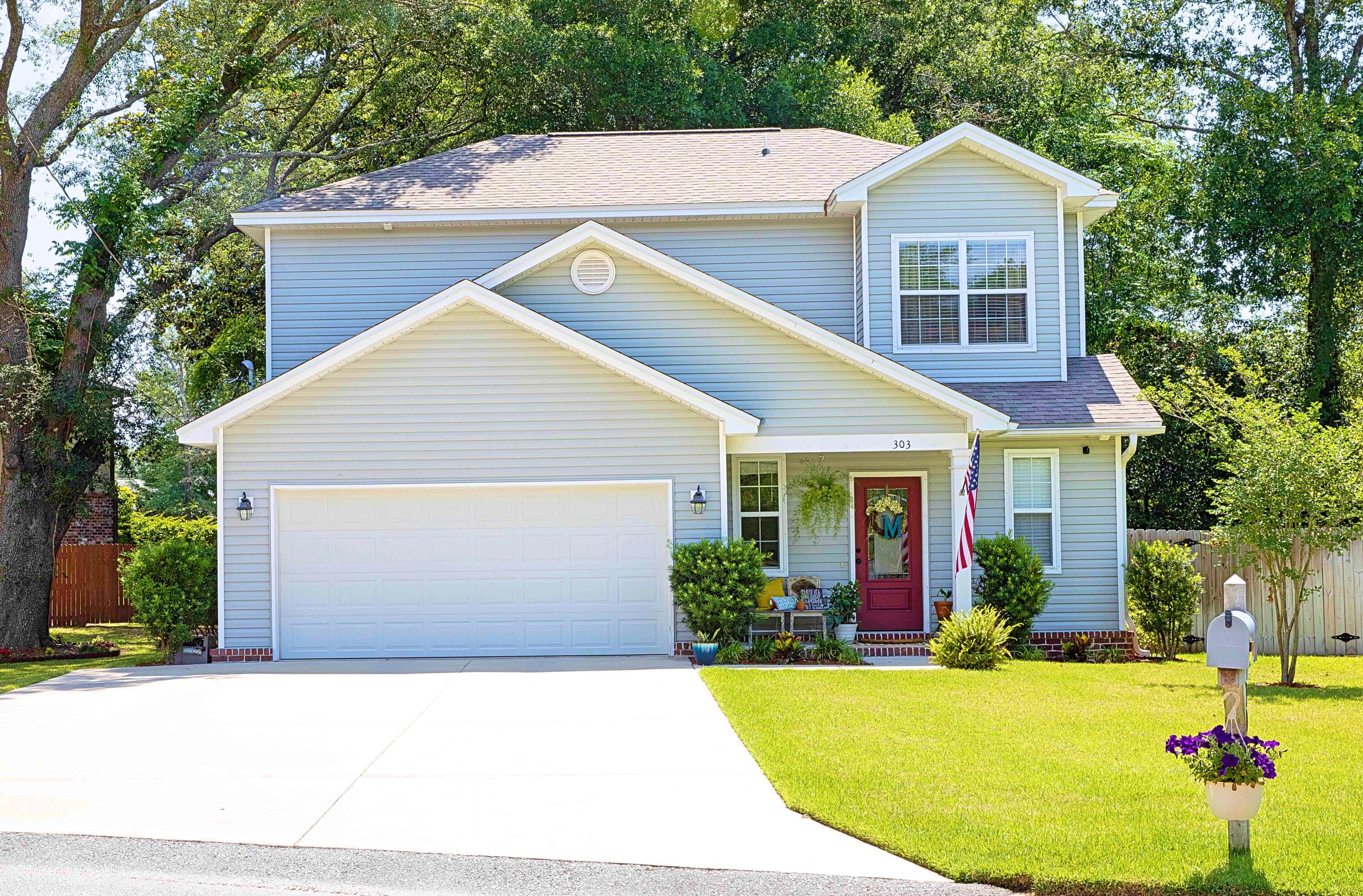 ***Better than New***Come see this Beautifully kept home by Turkey Creek in Niceville! Home has been meticulously kept in pristine condition. Just a short drive to our gorgeous Emerald Coast Beaches! Convenient commute to Eglin AFB , Duke, & Hurlburt. Granite countertops, Hardwood Floors, Stainless Appliances. Spacious Master Bedroom and Master Bathroom with tiled shower, double vanity & lots of closet space! Nice size back yard w/ privacy fence & gutters! Call for more info! OPEN HOUSE SUNDAY, 6/6/21 from 11-2pm!