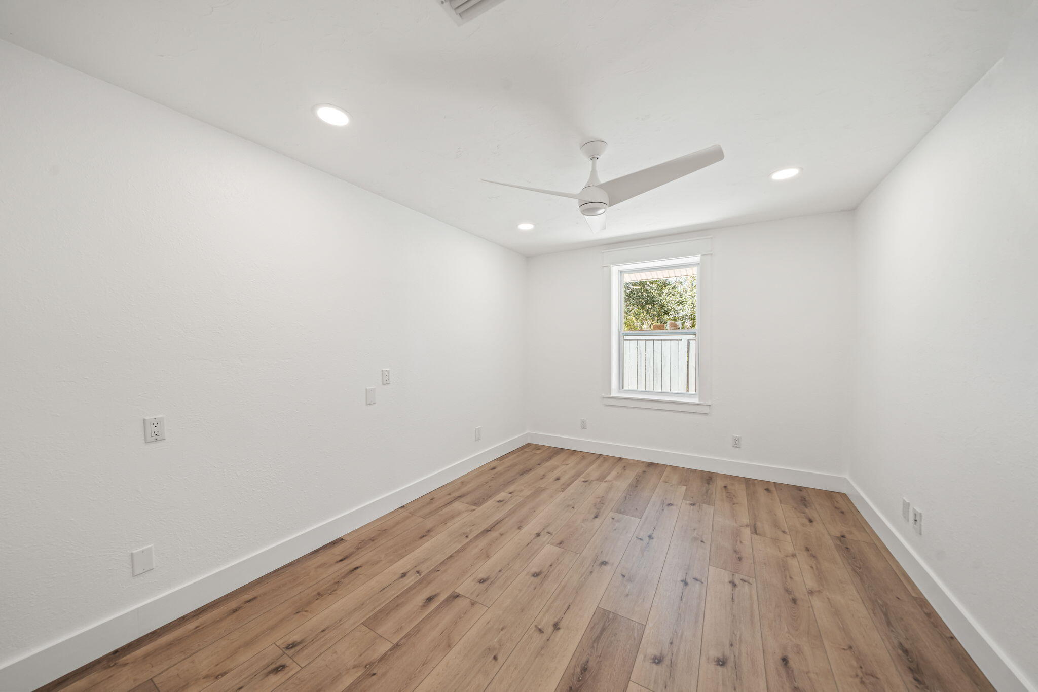 WHISPERING OAKS - Residential