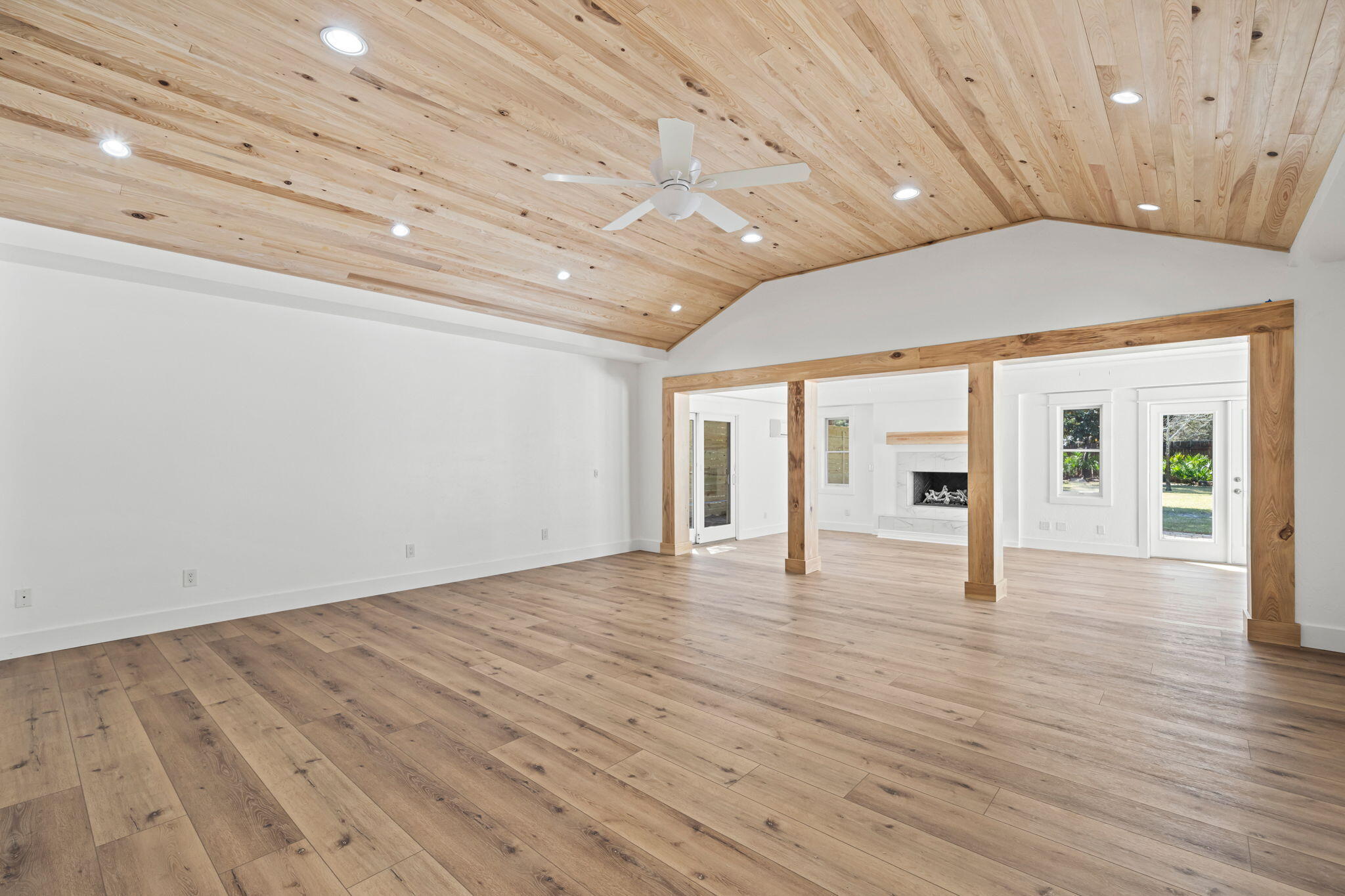 WHISPERING OAKS - Residential