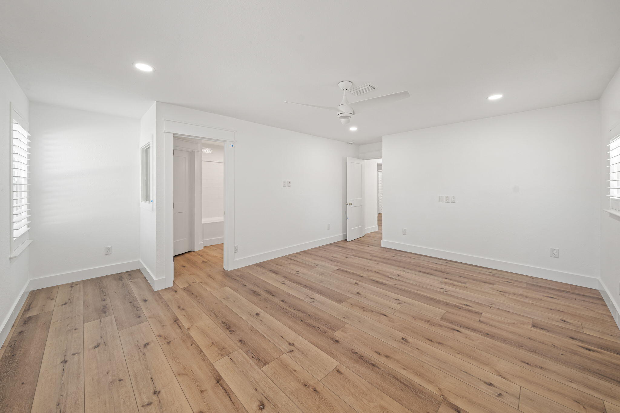 WHISPERING OAKS - Residential