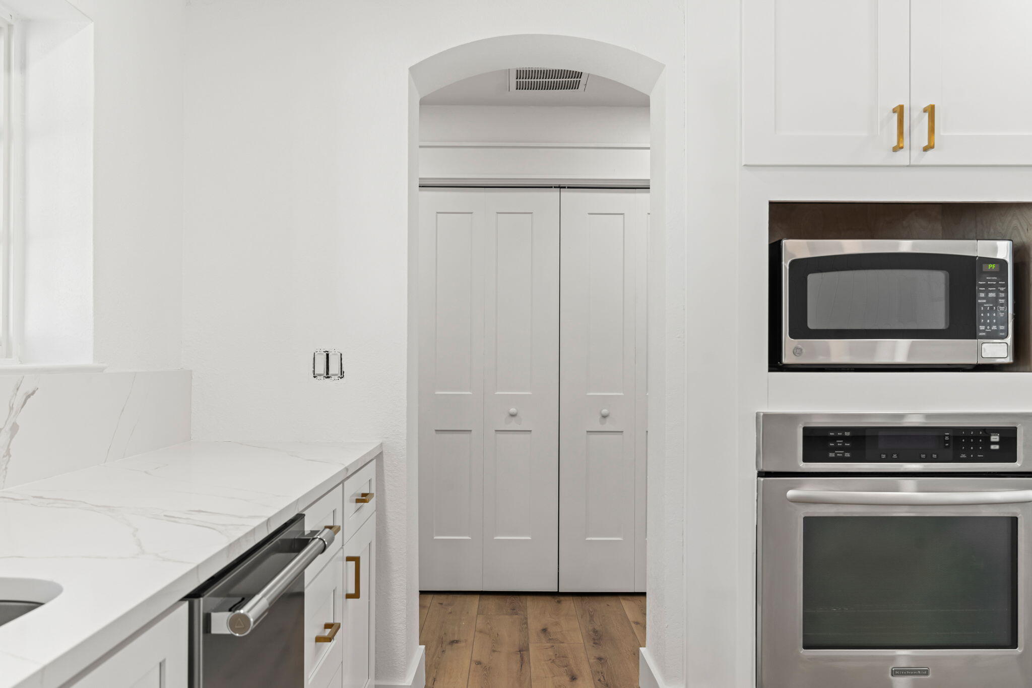 WHISPERING OAKS - Residential