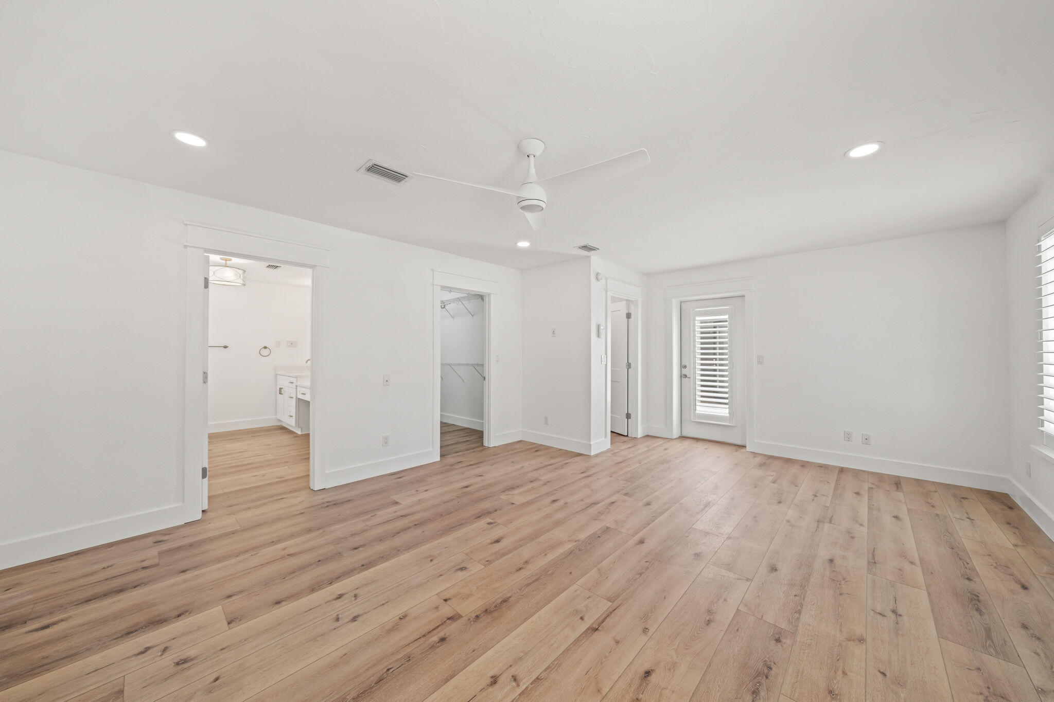 WHISPERING OAKS - Residential