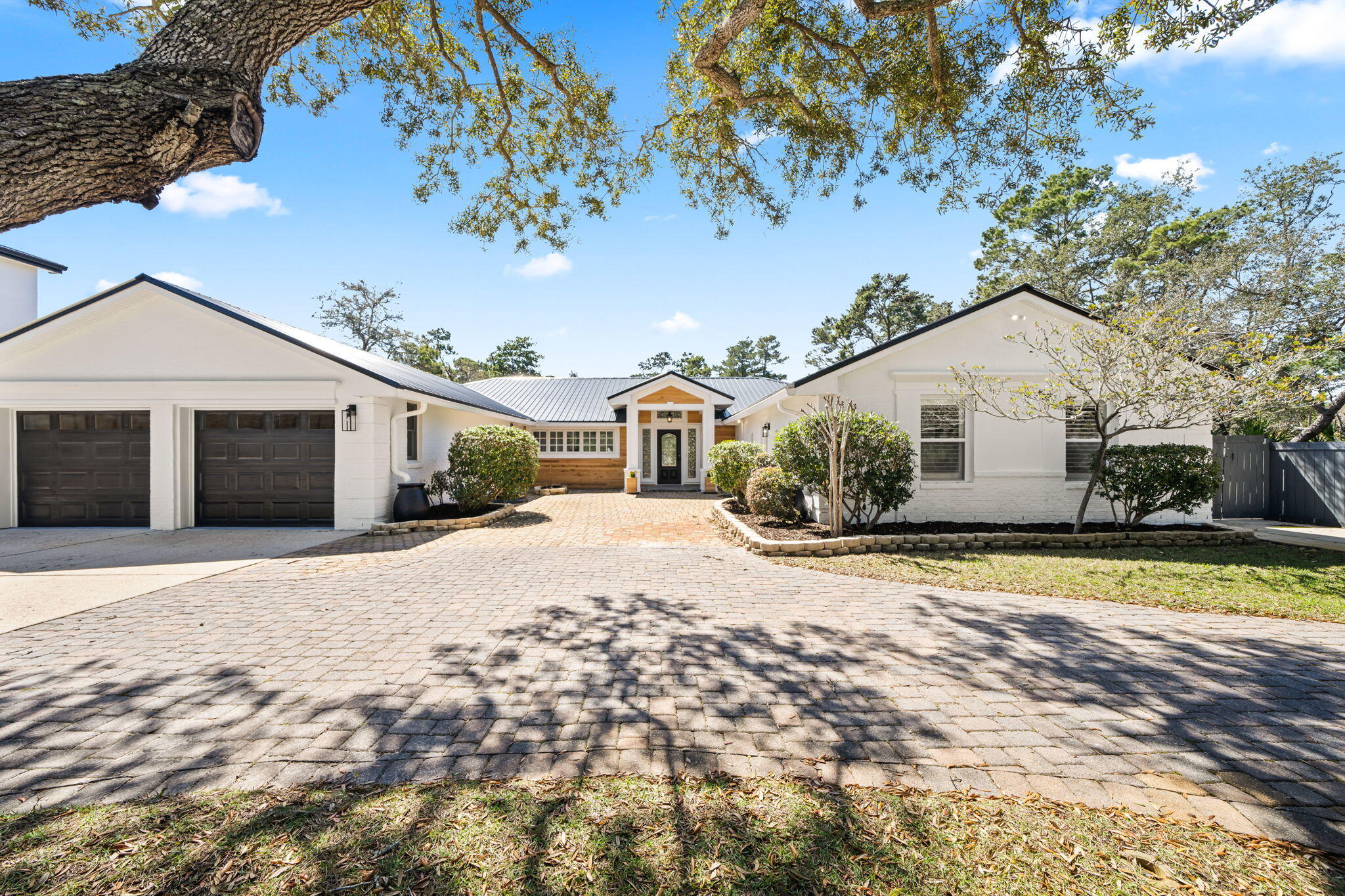WHISPERING OAKS - Residential