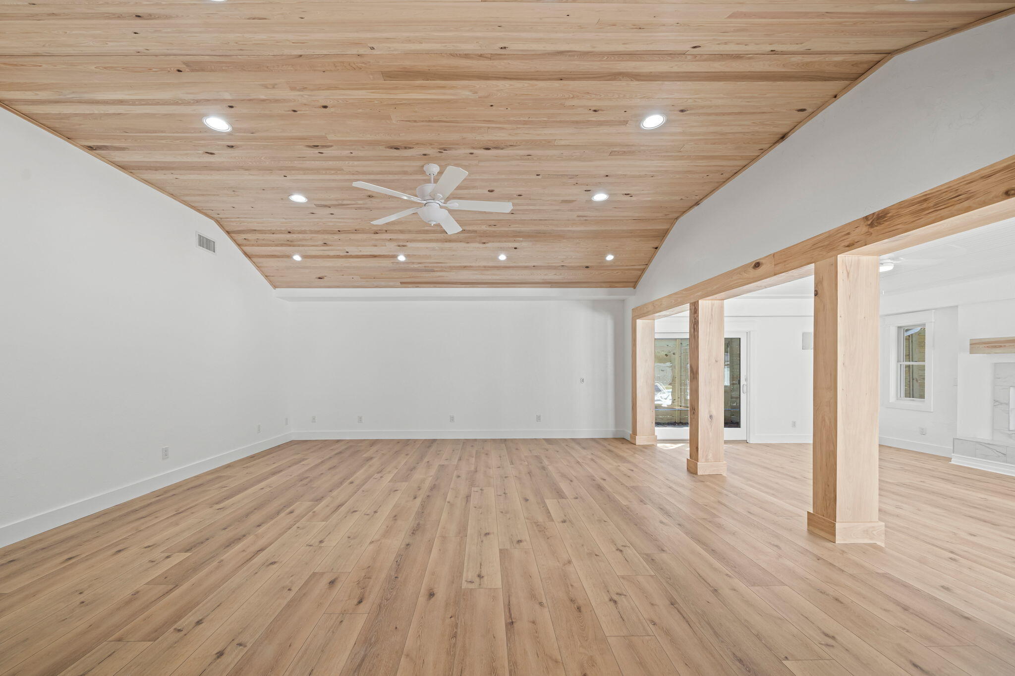 WHISPERING OAKS - Residential