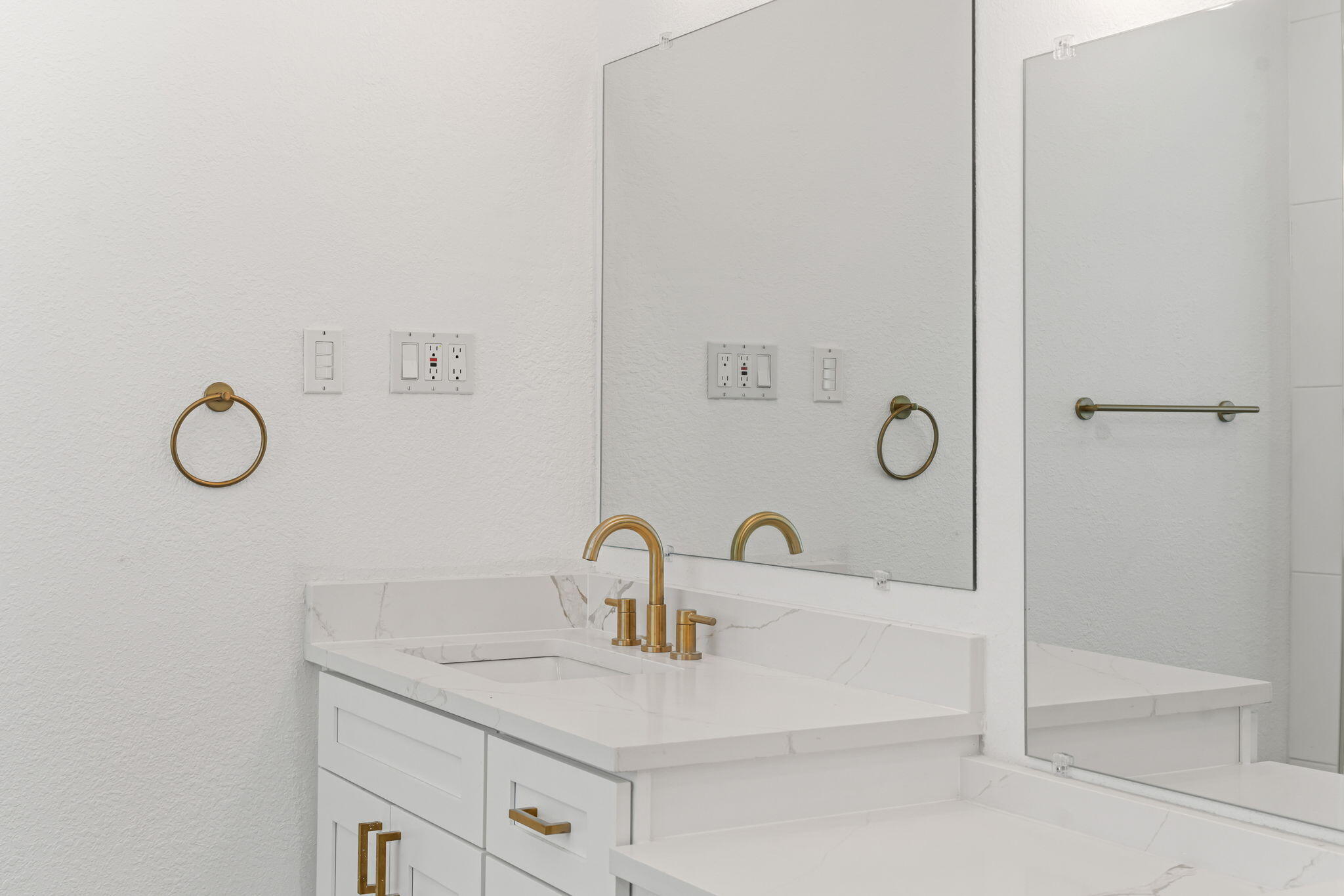 WHISPERING OAKS - Residential