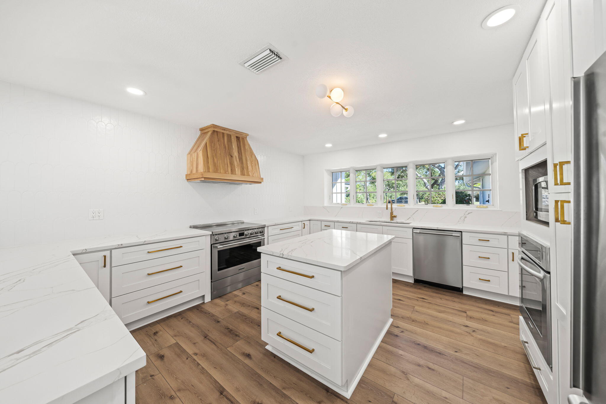 WHISPERING OAKS - Residential