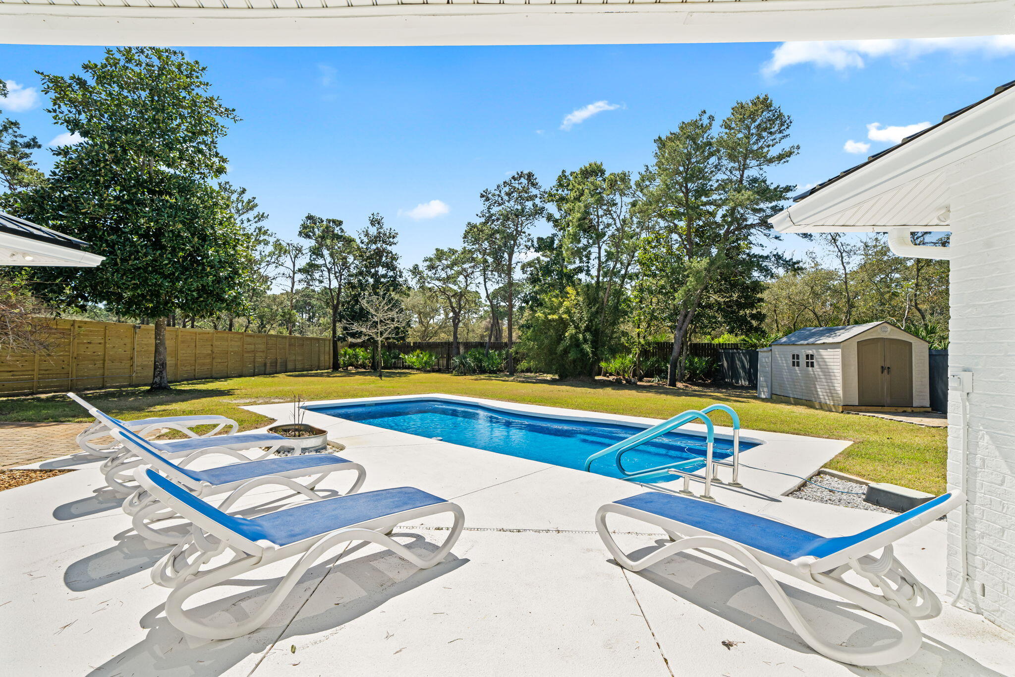 WHISPERING OAKS - Residential