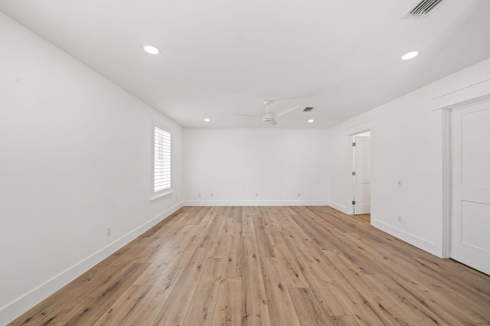 WHISPERING OAKS - Residential