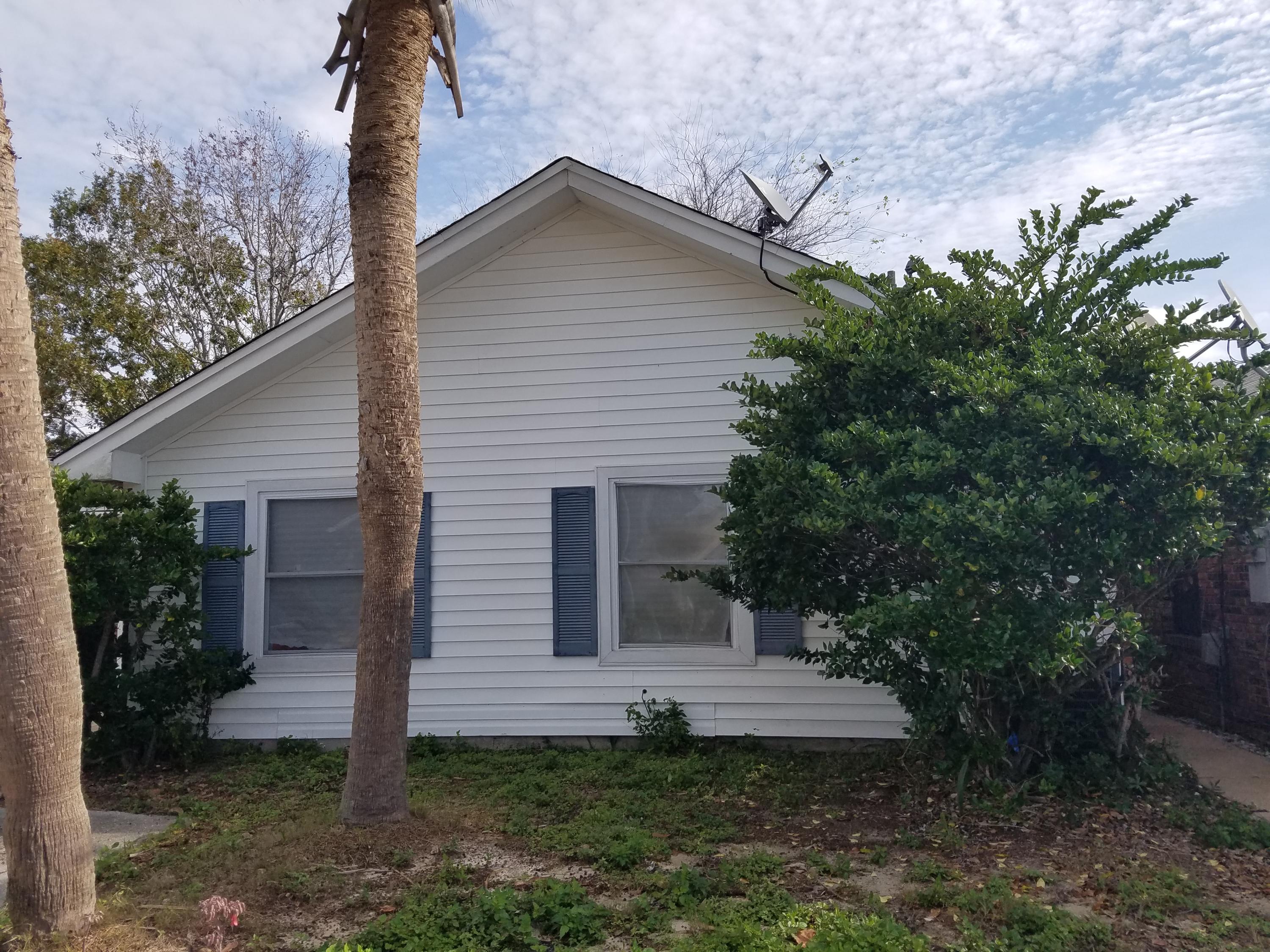 Sold ''AS IS'' Great location in central Destin with lots of potential. This would make a great starter home. This 2 bedroom 2 bath features plenty of spacious living. There is a playground/park right behind the property for kids to enjoy!