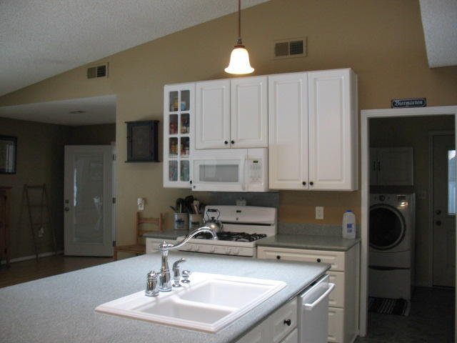 ROCKY BAYOU COUNTRY CLUB ESTATES 3 - Residential Lease