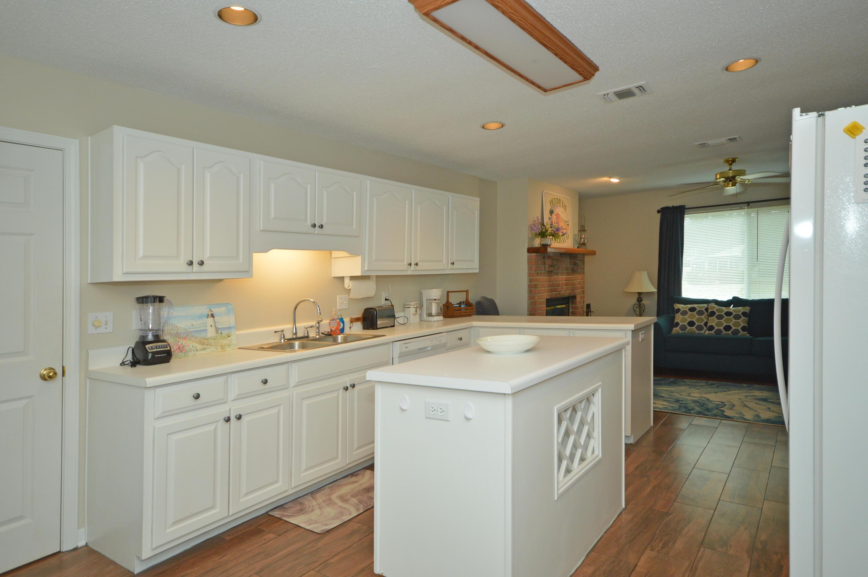 ROBLEDAL ESTATES UNIT 5 1ST ADDN - Residential