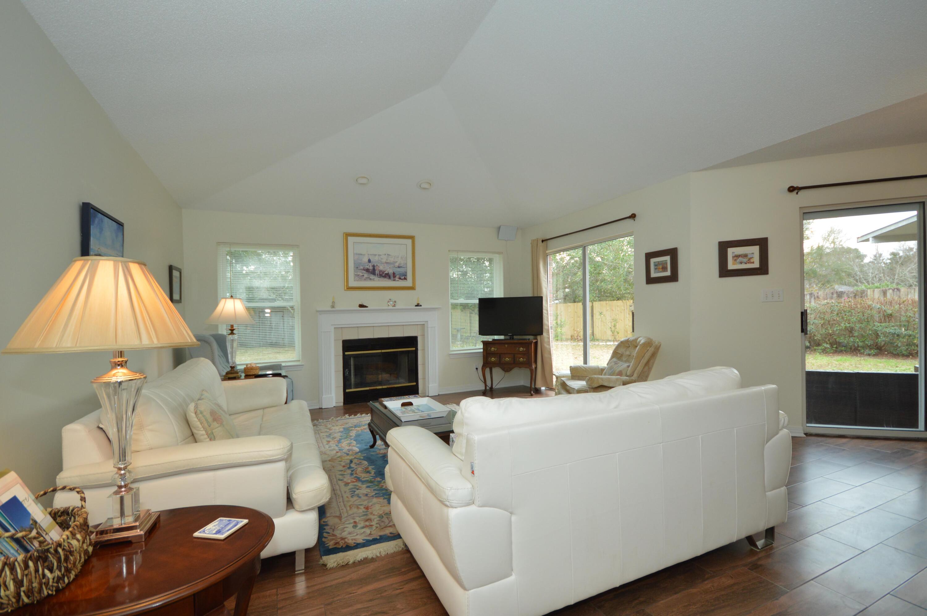 ROBLEDAL ESTATES UNIT 5 1ST ADDN - Residential