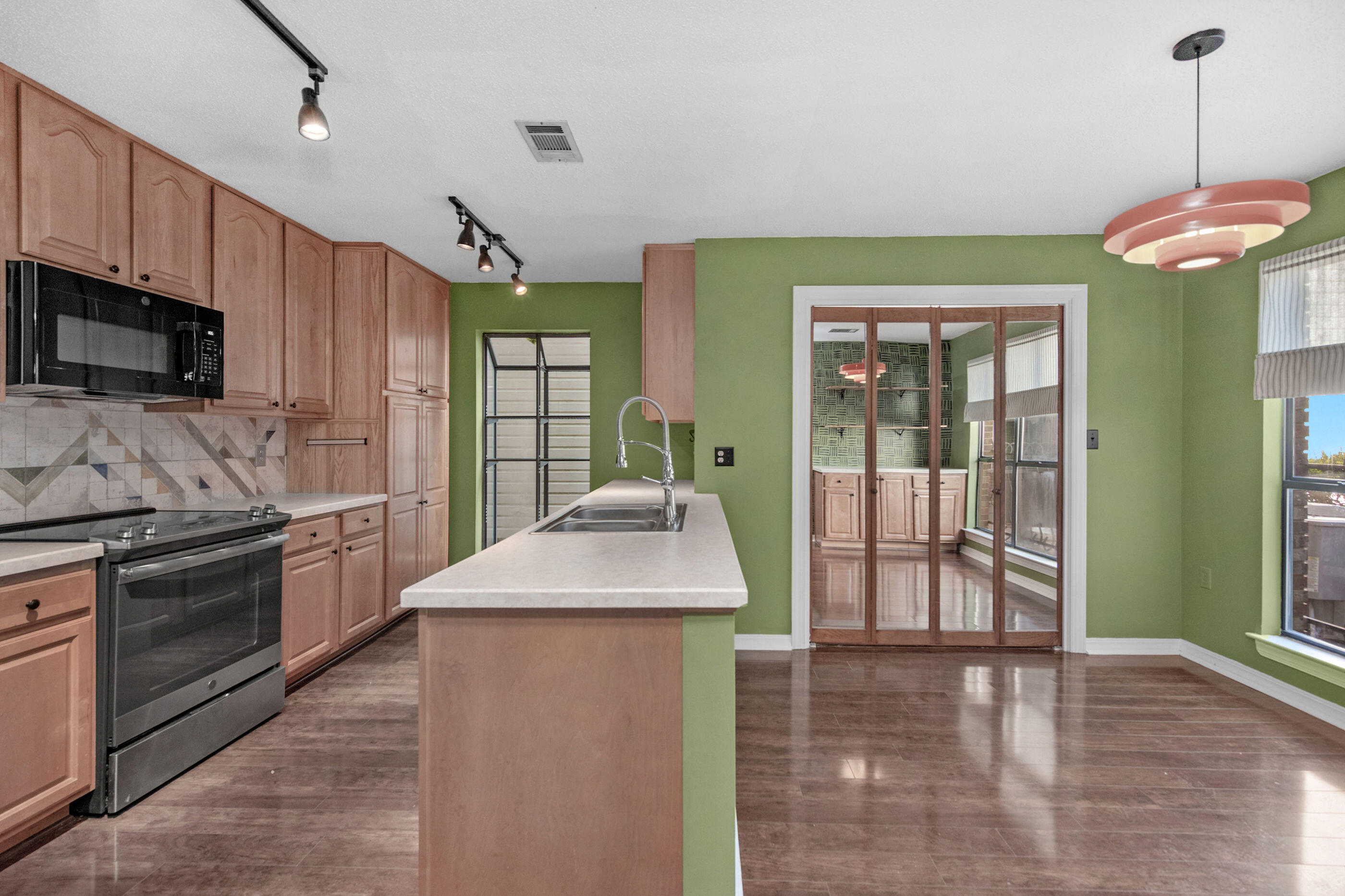 DONLABROOK GARDYNS S/D LOT 8 BLK A - Residential