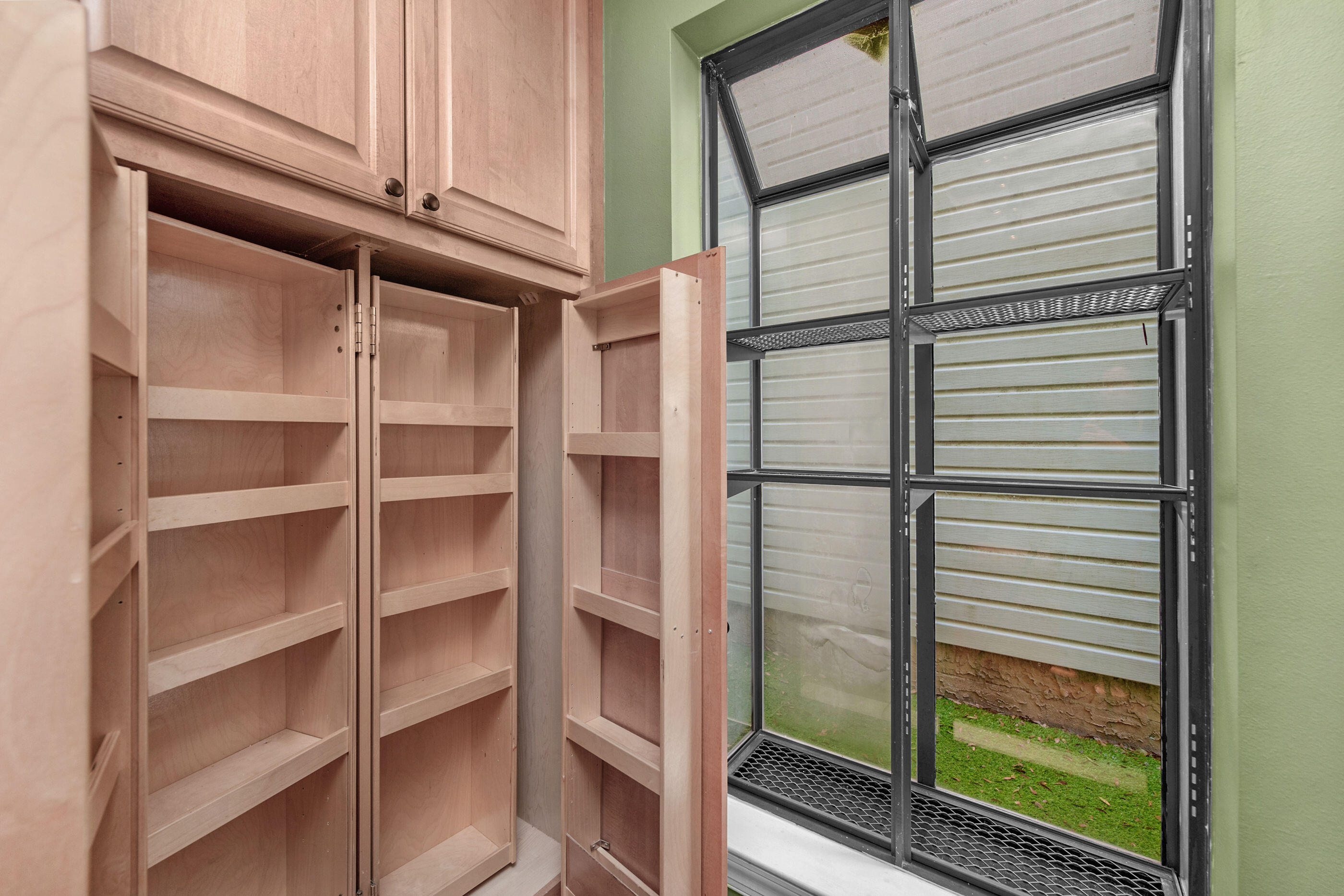 DONLABROOK GARDYNS S/D LOT 8 BLK A - Residential