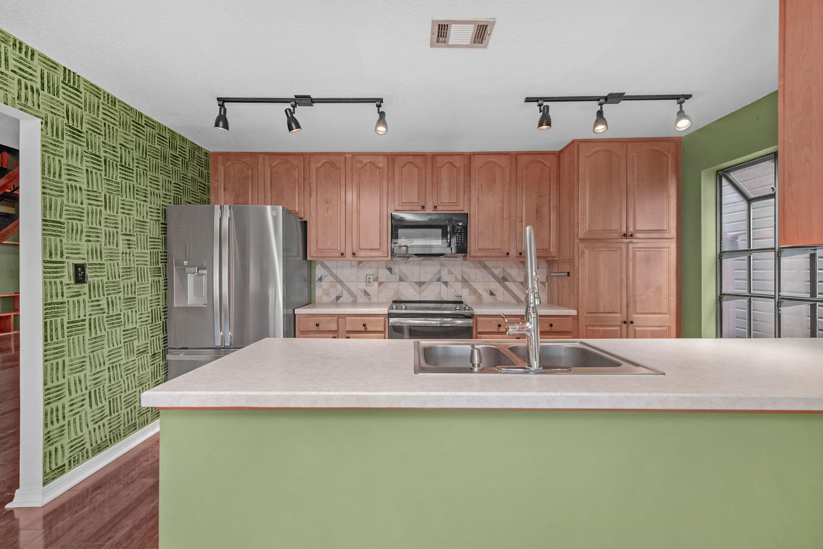 DONLABROOK GARDYNS S/D LOT 8 BLK A - Residential