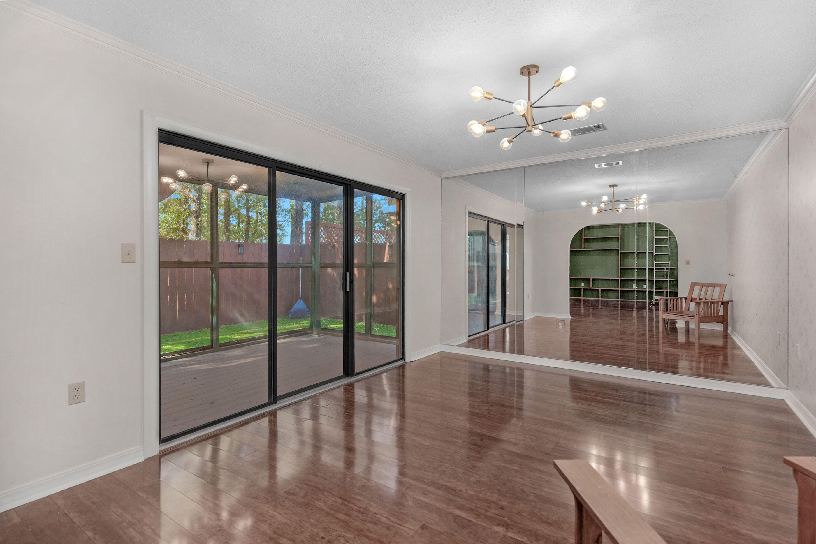 DONLABROOK GARDYNS S/D LOT 8 BLK A - Residential