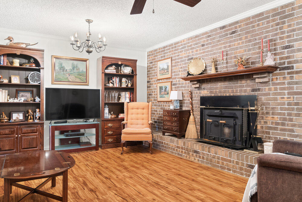 COUNTRY SQUIRE ESTATES - Residential