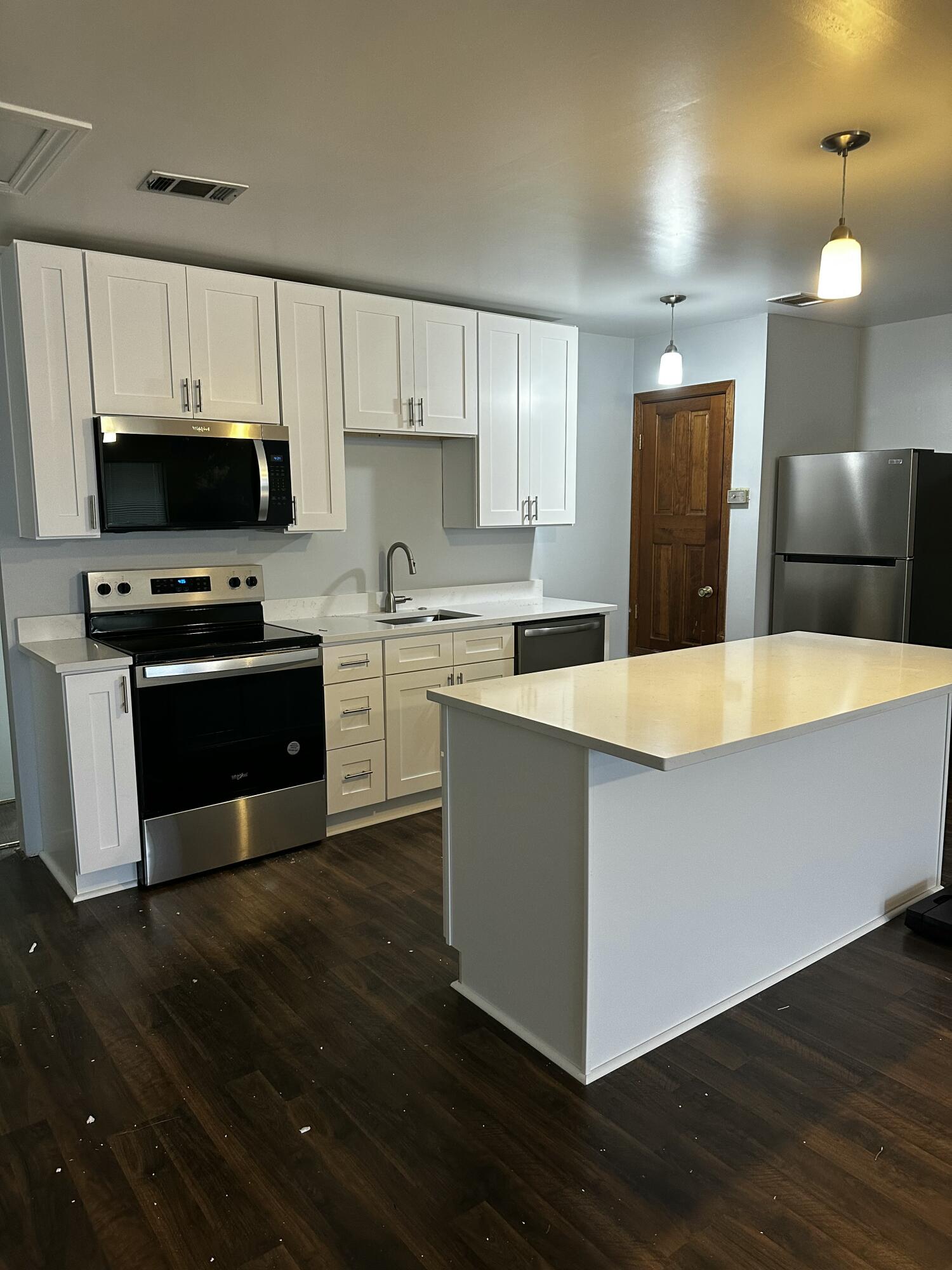Studio apartment newly renovated. Great location central to everything in Destin. New Publix just around the corner. This unit is on second floor. Brand new stack washer in the unit.
