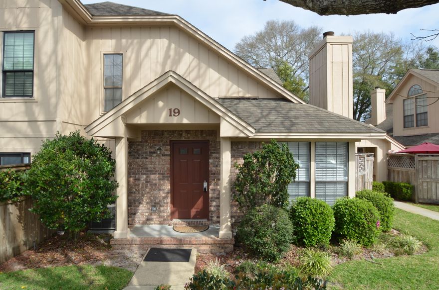 Well maintained townhome in the Northwest part of Fort Walton Beach. Large loft overlooks the living room with fireplace. Great wooden deck to the side of the unit with privacy fence. Call today to set up a showing!Available March 10.