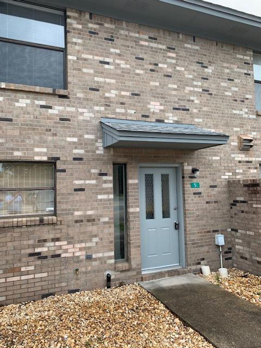 Noce two story townhome within walking distance to elementary, middle and high schools! Dining/living combination with additional breakfast bar; half bath downstairs and both bedrooms/full bath on 2nd floor. Fenced in back yard and open patio to enjoy a relaxing afternoon. Sorry not pets allowed.