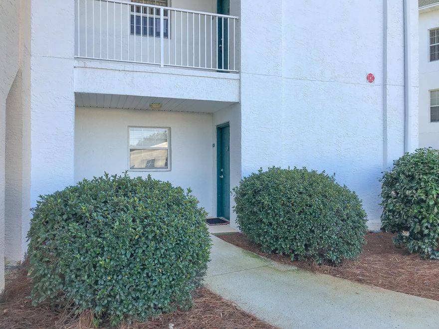 1 bedroom, 1 bathroom ground floor with front door parking! unit boasts large master bedroom and walk out picknic area. This unit comes with all amenities, club house, fitness center and pool!