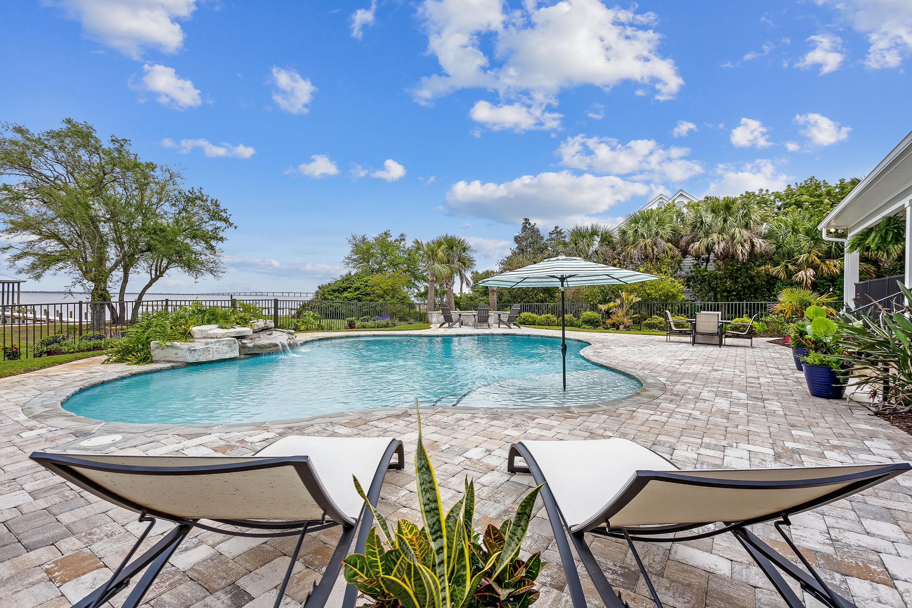 WHISPER BAY - Residential